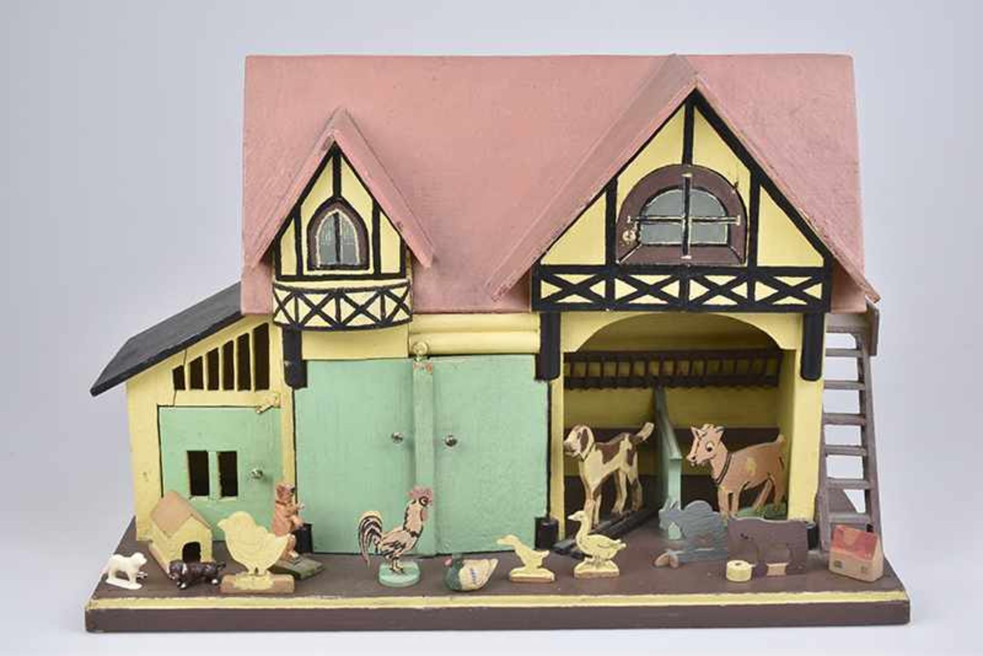 Puppenstuben-Stall, 48x21x32,5 cm, Holz, farbig bemalt, Treppenaufgang zum Heuboden, mit Hühnerstall