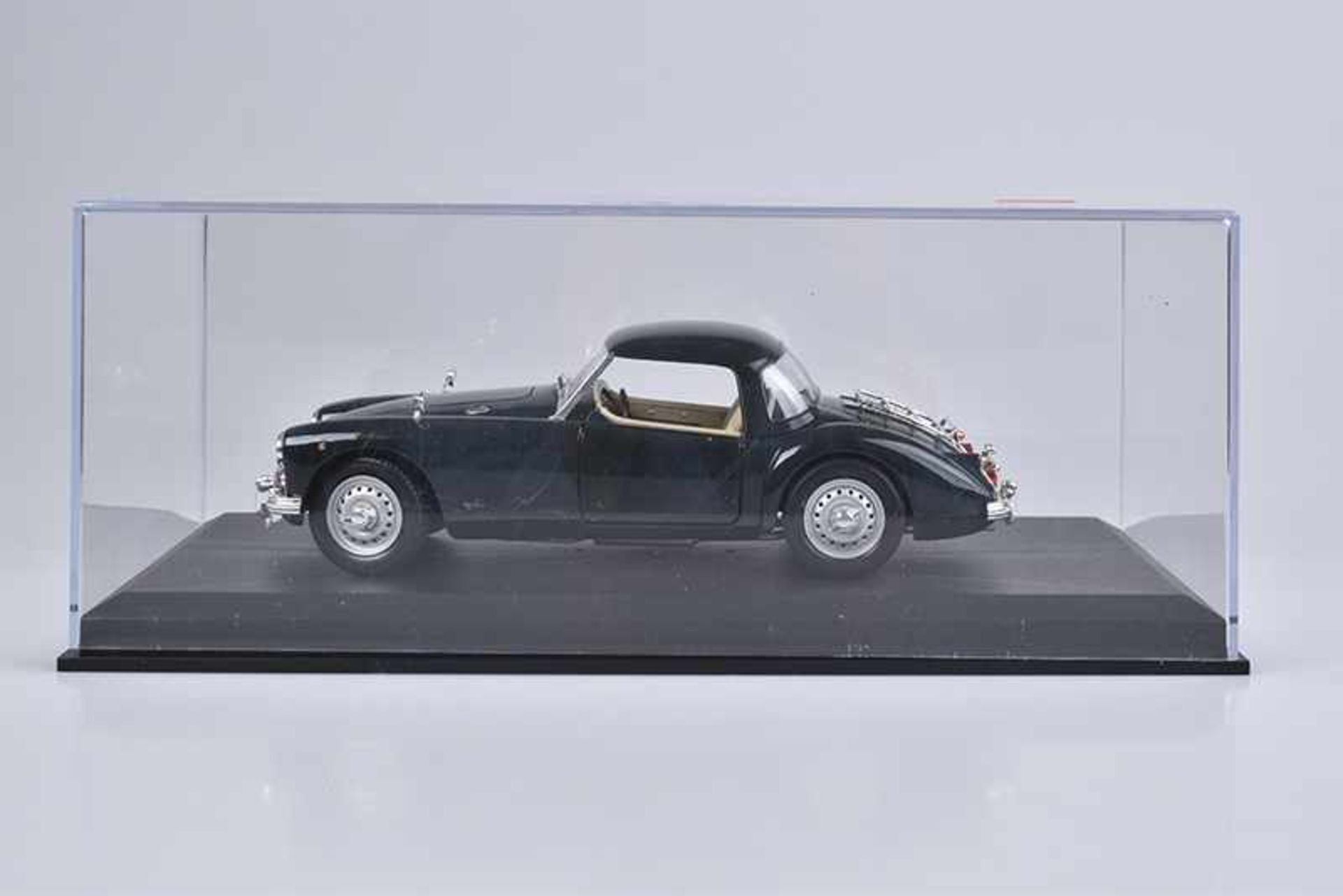 REVELL Modellauto MG, Metall, M 1:18, MG 1600, schwarz, L 21,5 cm, Z 1, Plexiglasschaukasten