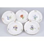 MEISSEN 5 Teller 'Deutsche Blume', Porzellan, polychrome Bemalung, Goldrand, Form: Neuer Ausschnitt,