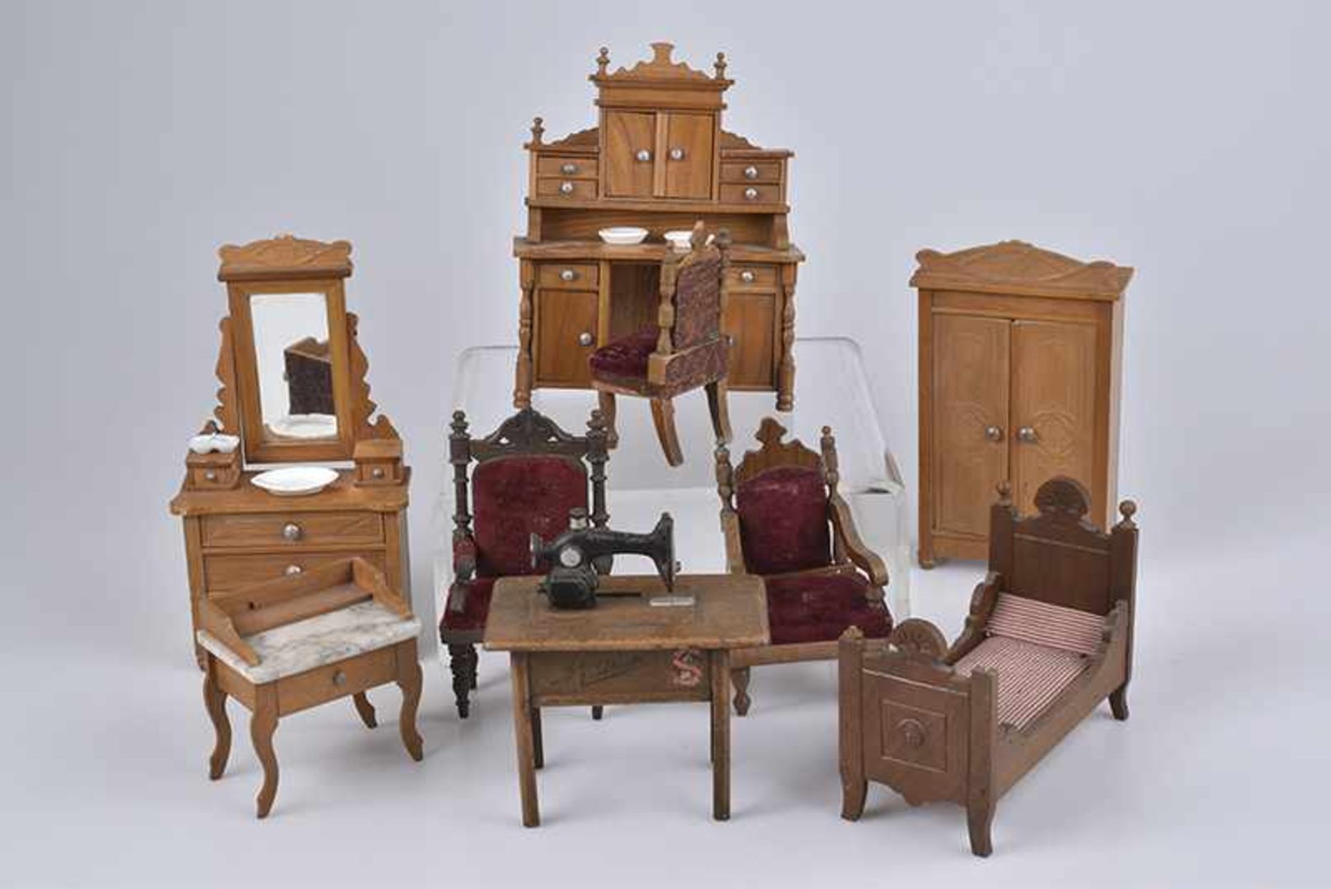 Puppenstubenmöbel, Holz, Kleiderschrank H 17 cm, Spiegeltisch, Schrank mit Aufsatz, Sekretär, 2