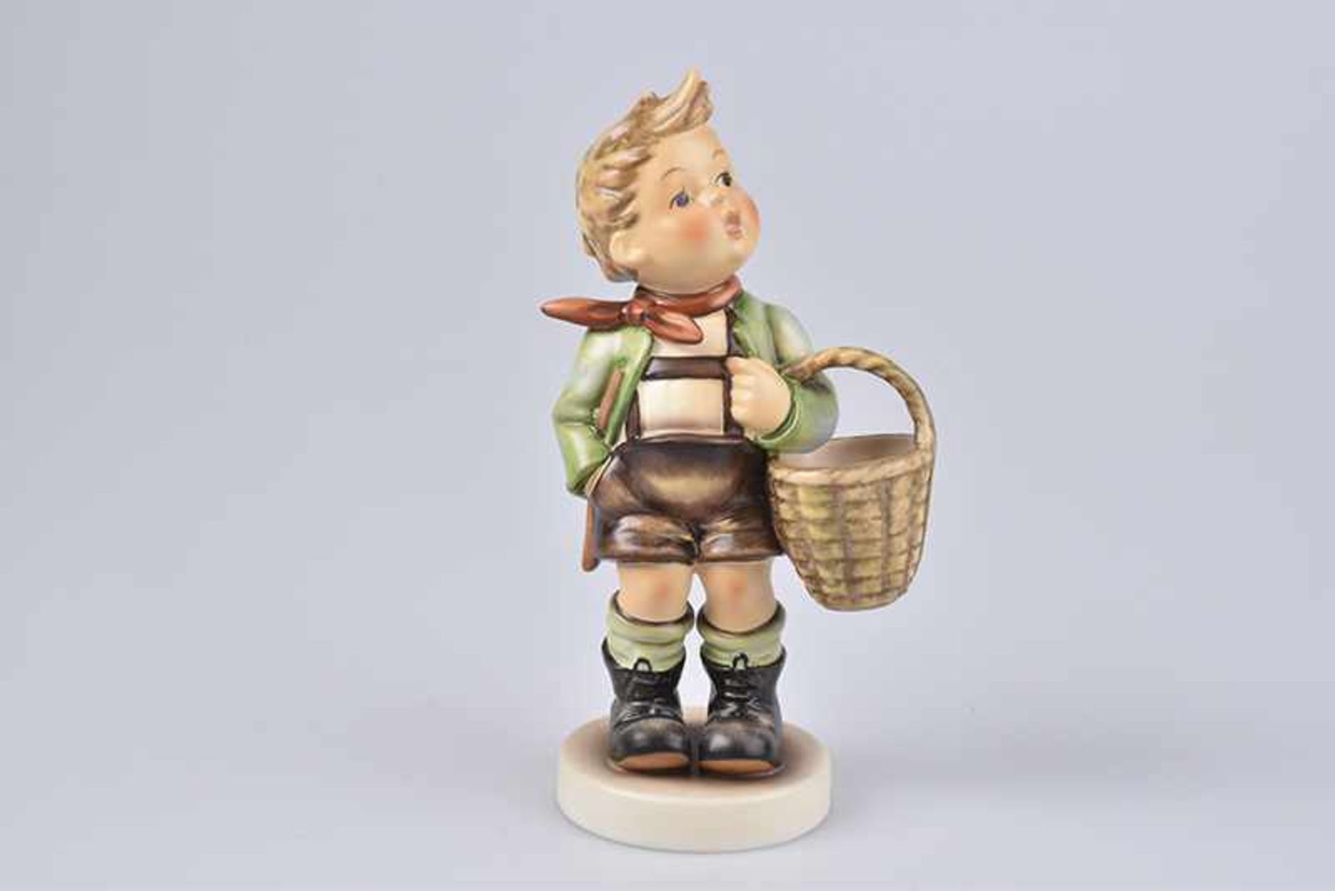 GOEBEL/ HUMMEL Figur 'Dorfbub - Village Boy', Limitierte Sonderausgabe, Nr. 924/2000, Porzellan,