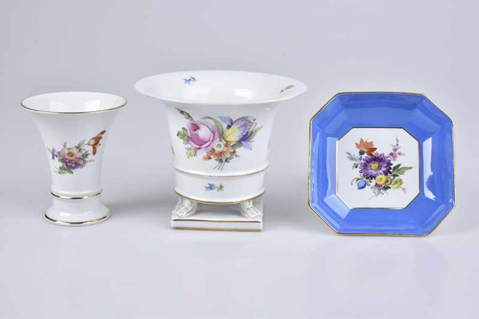 MEISSEN/ HEREND/ FÜRSTENBERG 3 Teile Porzellan, polychrome Bemalung, Goldrand, Blumenmalerei,