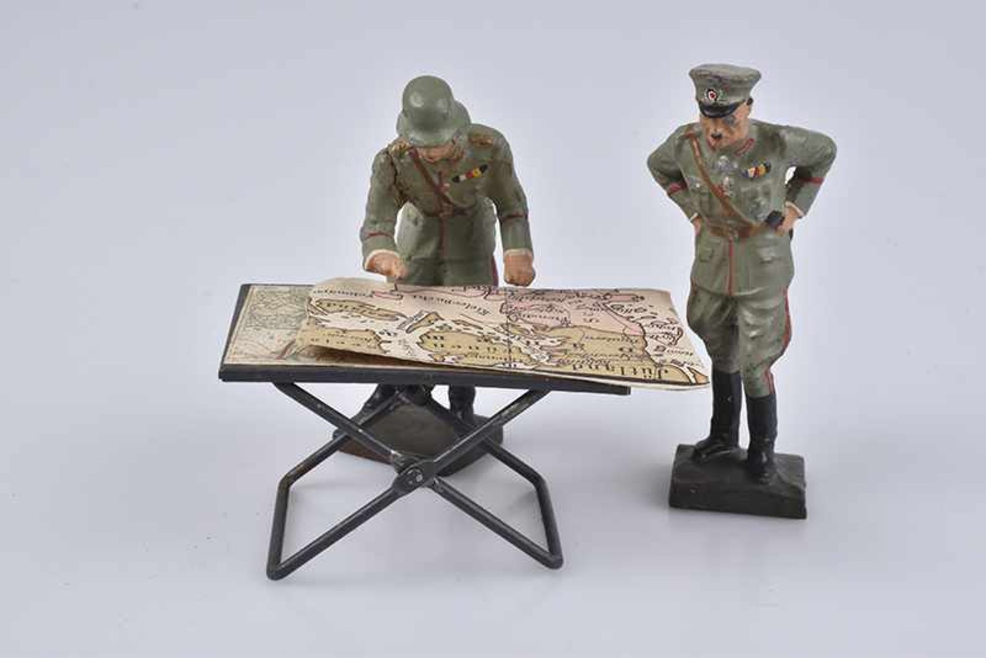 LINEOL Stabsoffizier und General am Kartentisch, M.h., 7,5 cm, Blech-Tisch, Korrosionsspuren, lose