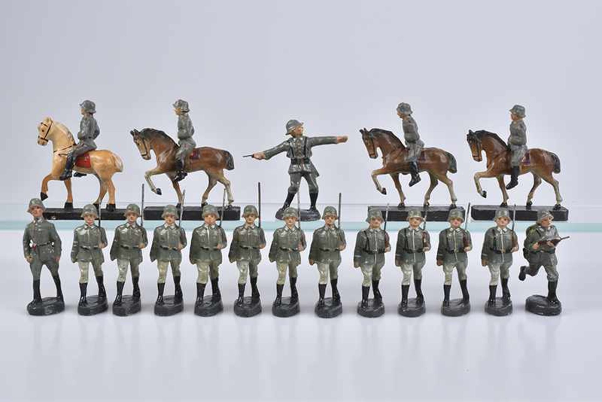 ELASTOLIN/ LISANTO 18 Soldaten im Marsch im Gefecht und zu Pferd, M.h., 7,5 cm, 1936-40, 4