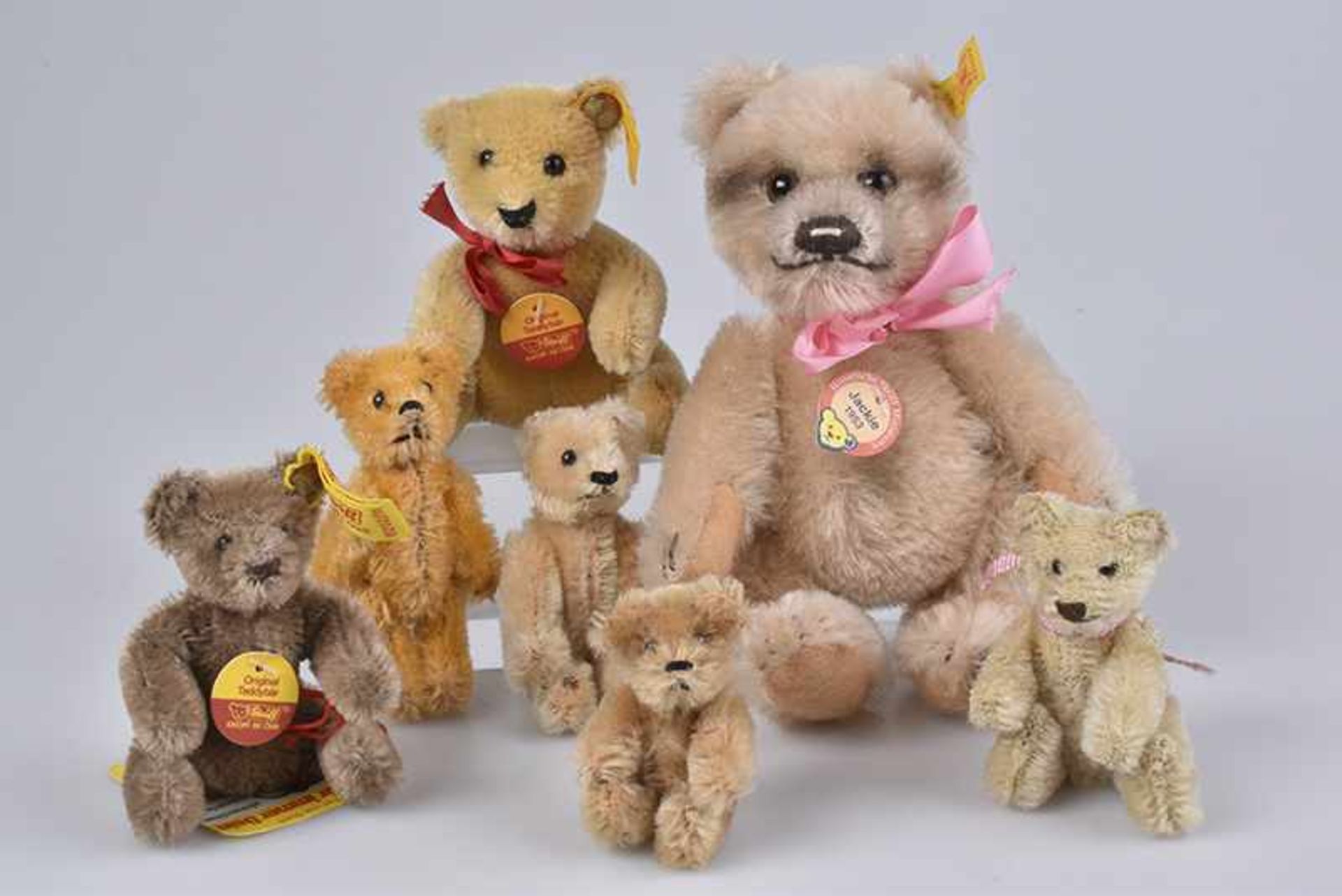 STEIFF 7 Teddybären, darunter "Jackie 1953" Replica, 1994-99, KFS, Nr. 029929, "Original
