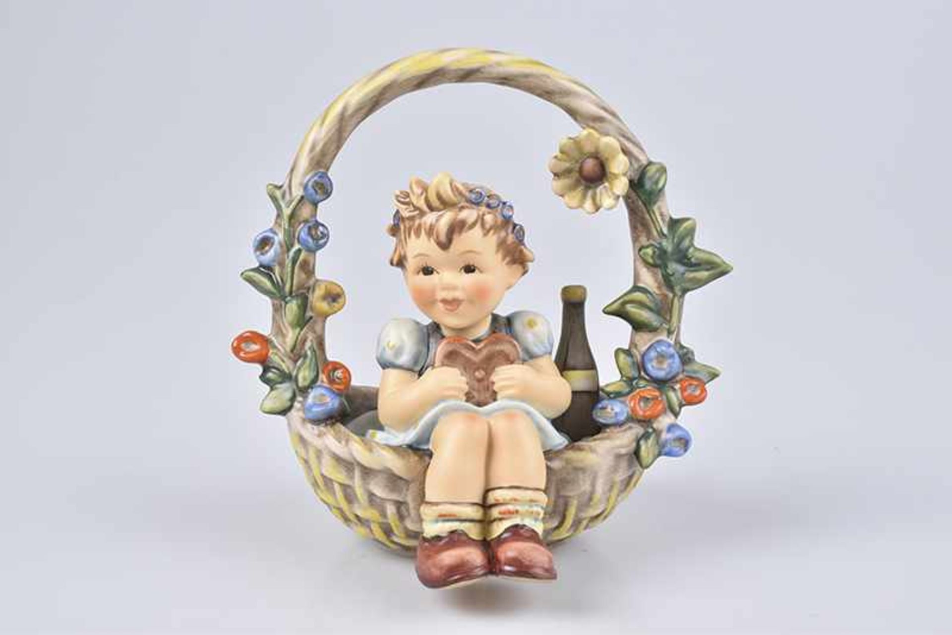 GOEBEL / HUMMEL Figur 'Der Geschenkkorb - A Basket of Gifts', Porzellan, polychrome Bemalung,