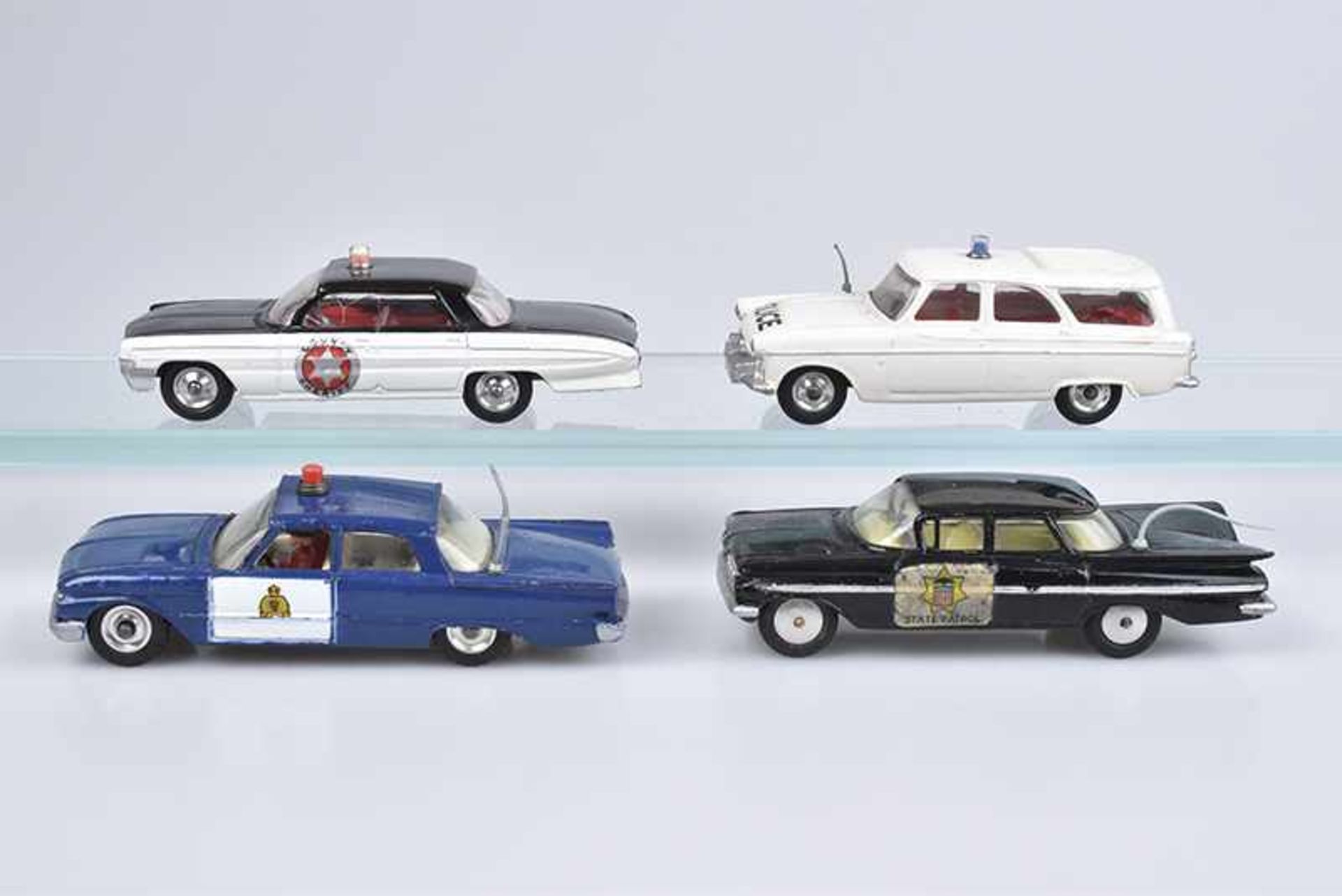 DINKY TOYS 4 Modellfahrzeuge, Metall, Ford Fairlane, Made in England, Chevrolet Impala, Ford