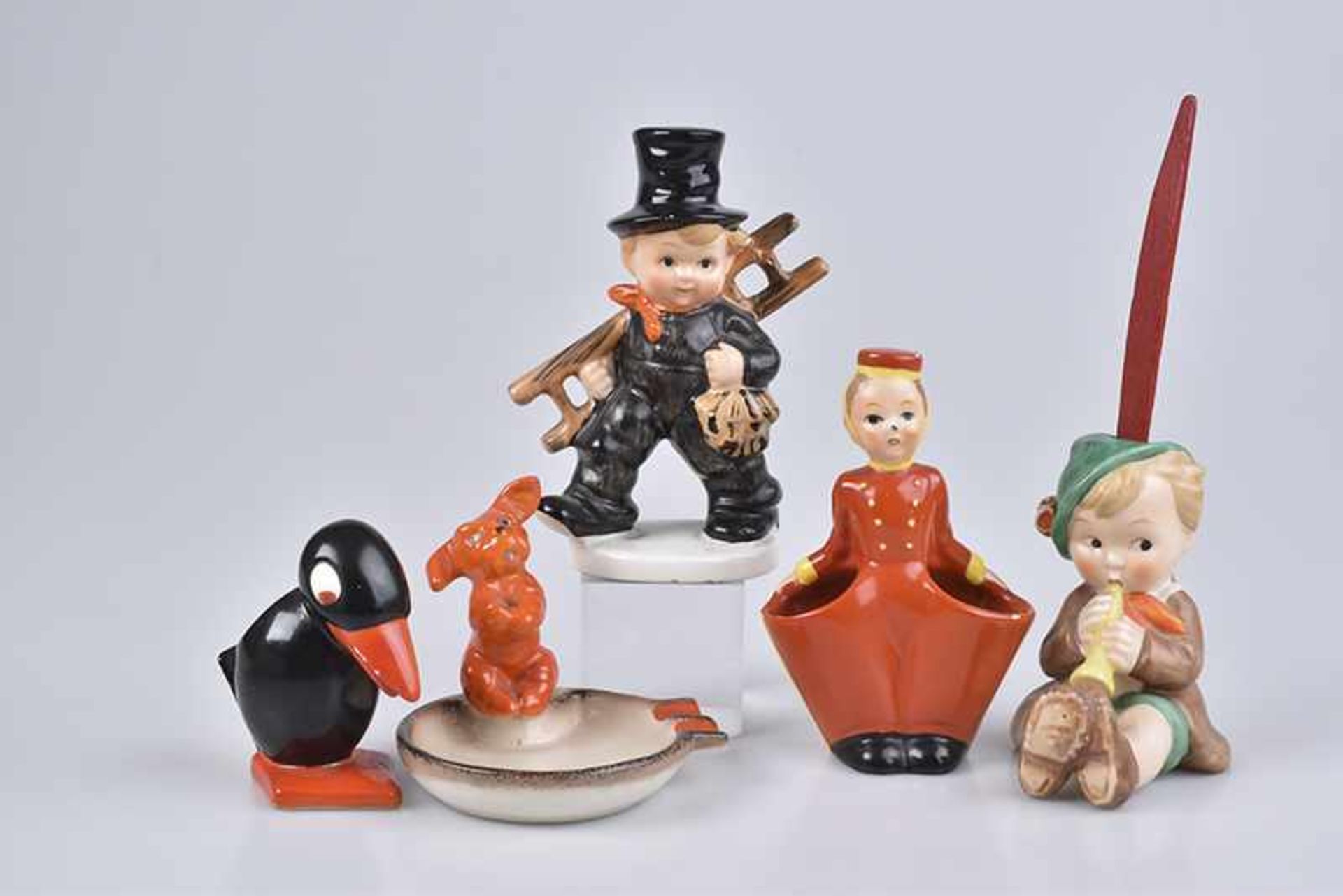 GOEBEL 5 Porzellanfiguren, 1940-1970, 1 Brezelhalter "Junge mit Flöte", Porzellan, polychrome
