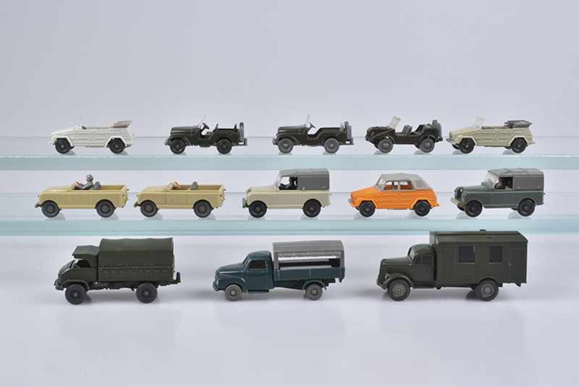 WIKING, 13 Fahrzeugmodelle "Militär", Hp, M 1:87, verglast, versch. Modelle darunter 454 Landrover
