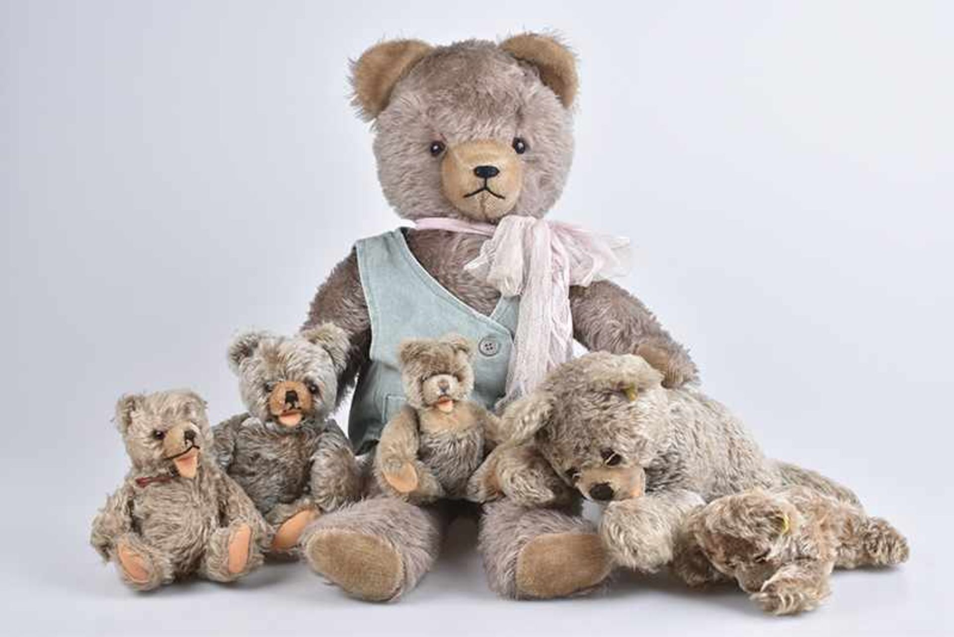 STEIFF/HERMANN u.a 6 Teddybären, darunter 2x Steiff und 3x Hermann Teddybären, verschiedene Farben