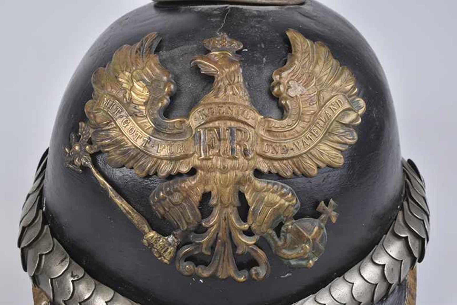 Pickelhaube Preußen, für Offiziere, Lederkorpus, Messingbeschläge, Haubenschild Initialen 'FR', - Bild 2 aus 3