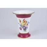 MEISSEN Vase, Porzellan, polychrome Bemalung, H 16,5 cm, unterglasurblaue Manufakturmarke,