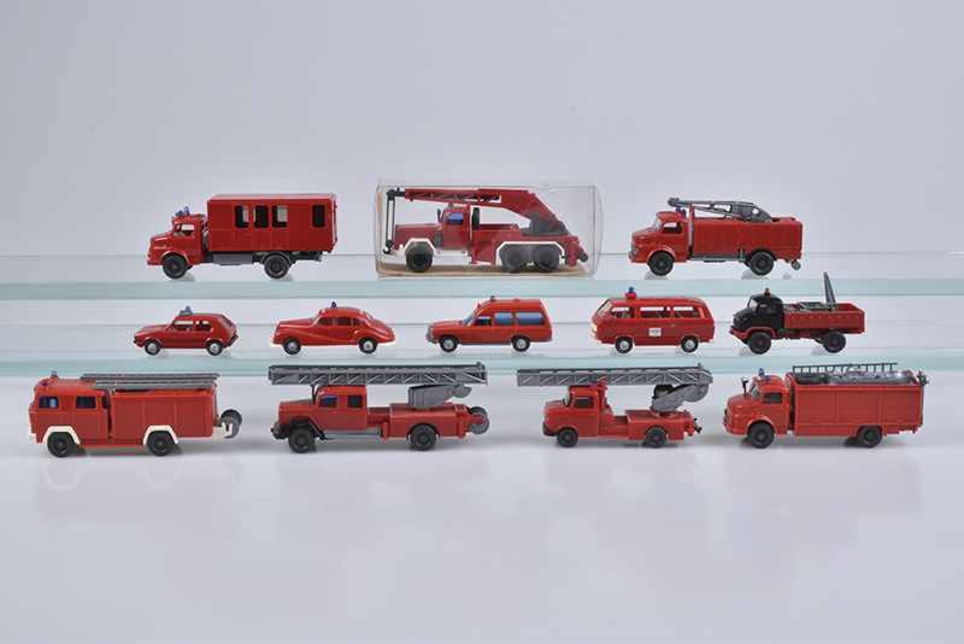WIKING, 12 Feuerwehrfahrzeugmodelle, Hp, M 1:87, verglast, versch. Modelle auch ältere, darunter 630