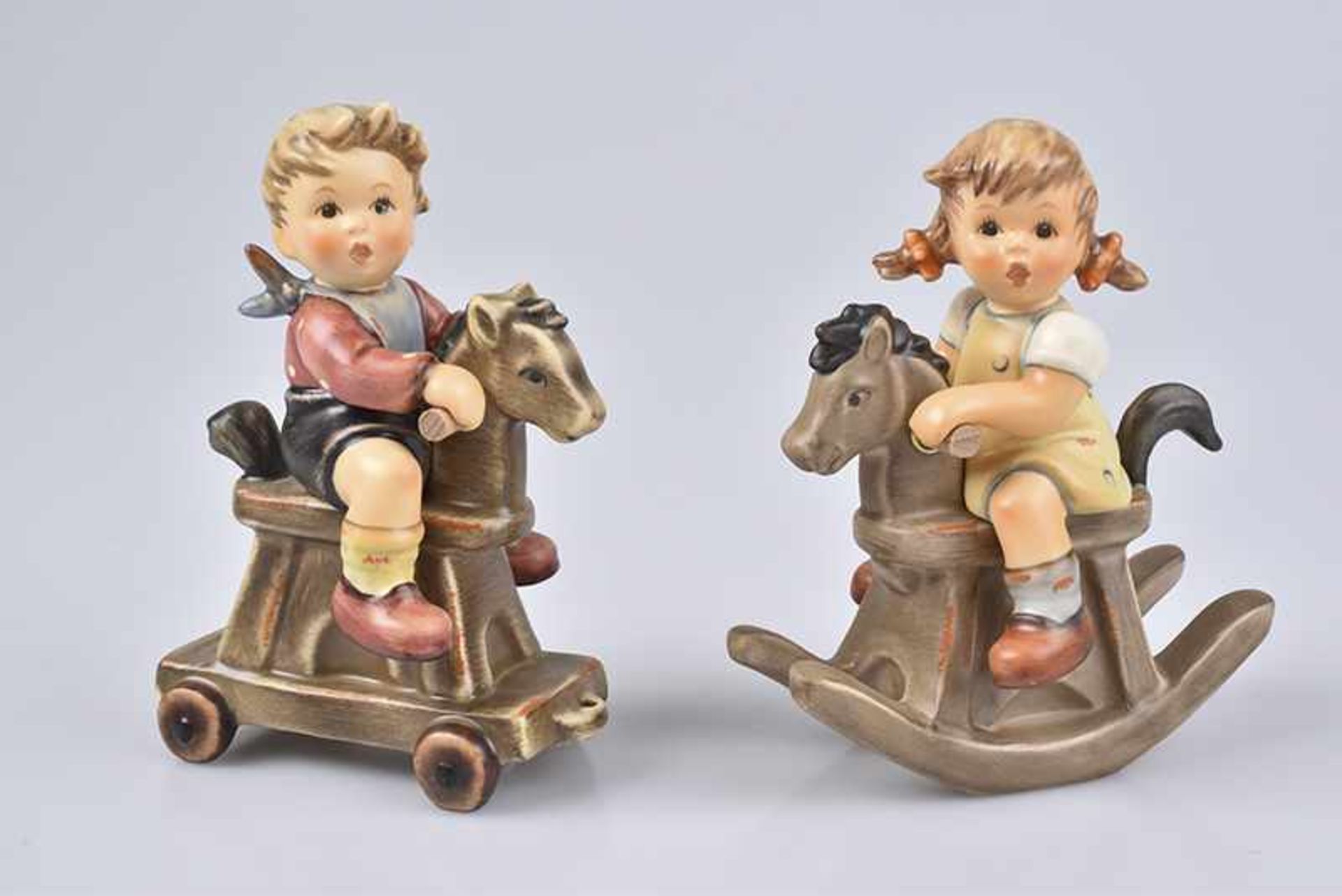 GOEBEL/ HUMMEL 2 Figuren 'Kann schon reiten - Cowboy Corral' + 'Stolzer Reitersmann - Riding