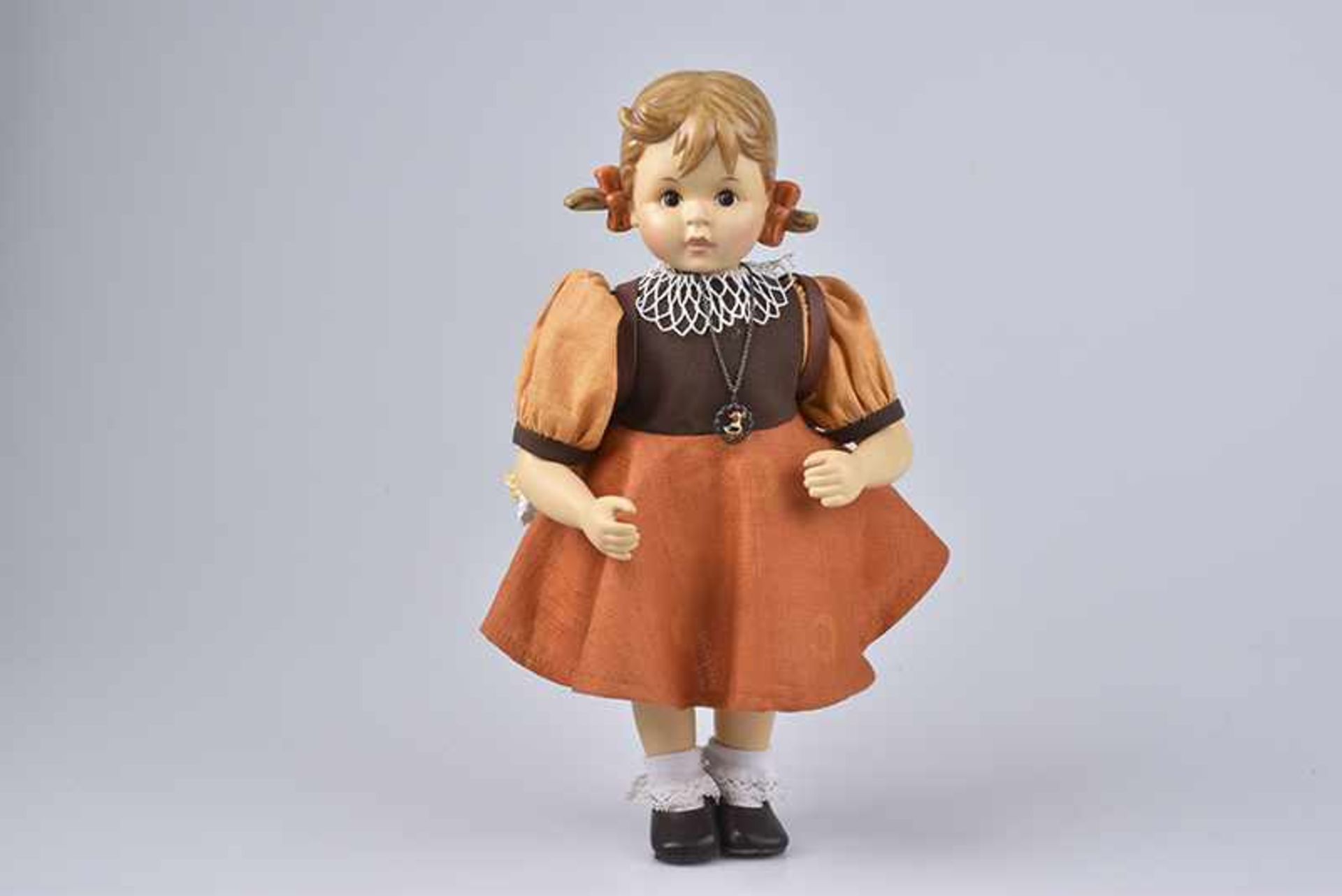 GOEBEL / HUMMEL Puppe, Mädchen, Porzellan-Kopf, -Unterarme und -Unterbeine, mod. Frisur, orig.
