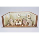 Kleine Puppenstube - Wohnzimmer, Holz, trapezförmig, 44x15,5x15,5 cm, Fontleisten mit filigranen