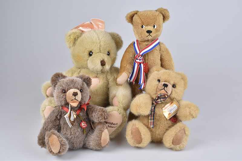 HERMANN/ CHERISHED TEDDIES 4 Teddybären, 1x Mohair, 3x Plüsch, 5-fach gegliedert, 3x Hermann