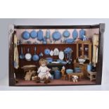 Rustikale Puppenküche, 83x43x55 cm, Holzgehäuse mit 2 Sprossenfenstern, farbig gestrichen, reichlich