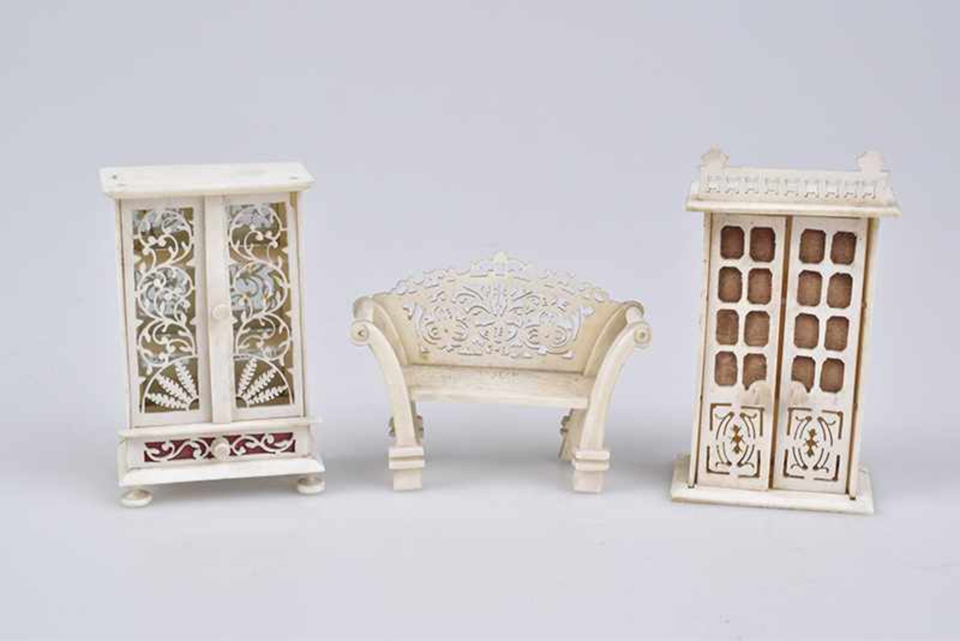 Miniaturmöbel, Bein, 3 Teile, um 1880/90, gedrechselt und ornamental fein geschnitzt, Sofa, 2