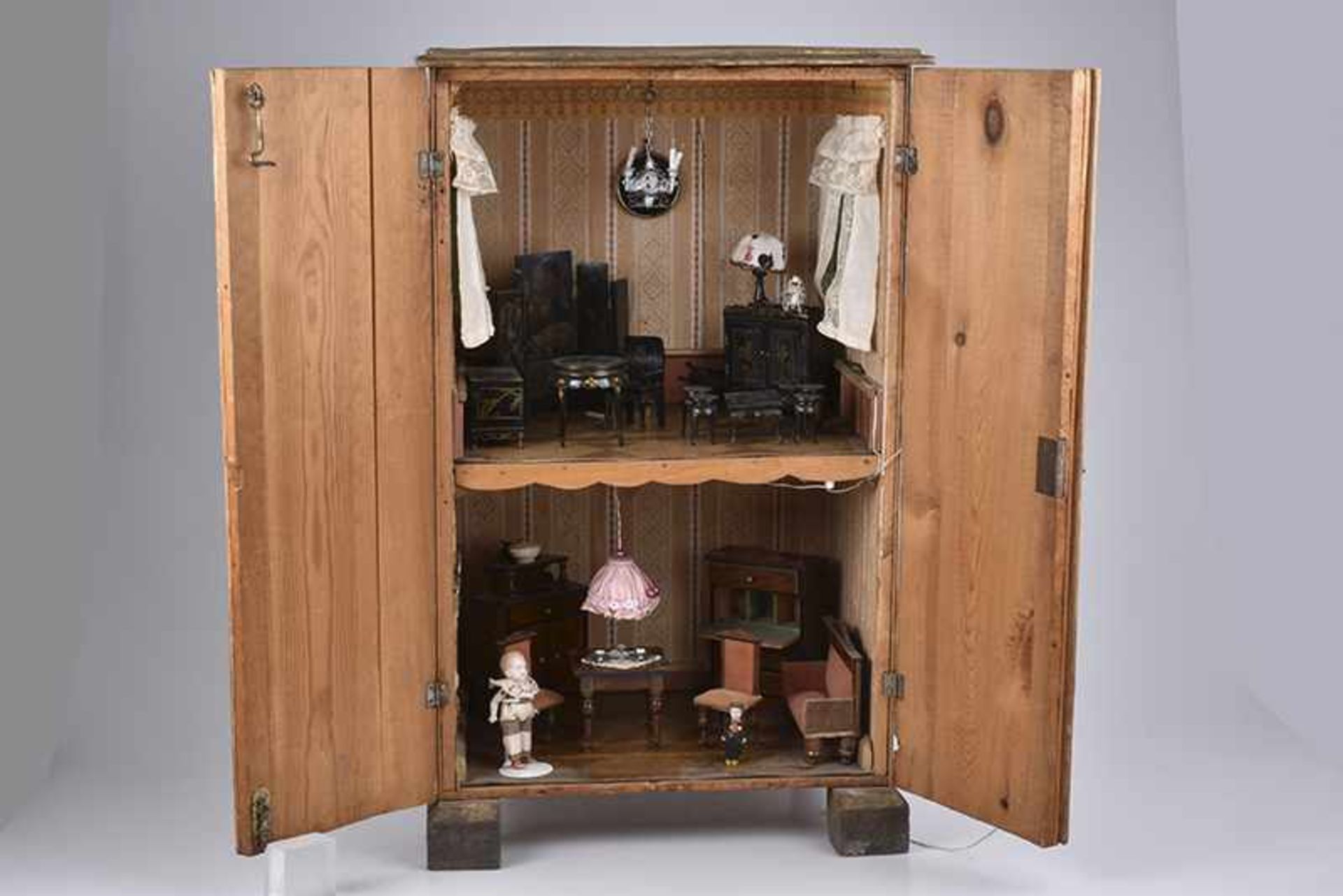 Außergewöhnliches Puppenhaus in kleinem Kommodenschrank, Holz, 40x32x66 cm, auf 4 Füßen, Türen
