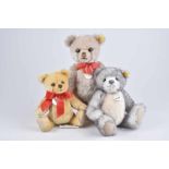 STEIFF 3 Teddys, KFS, Mohair, 5-fach gegliedert, Teddy Rocky, grau gespitzt, Nr. 027338, Brummbär,