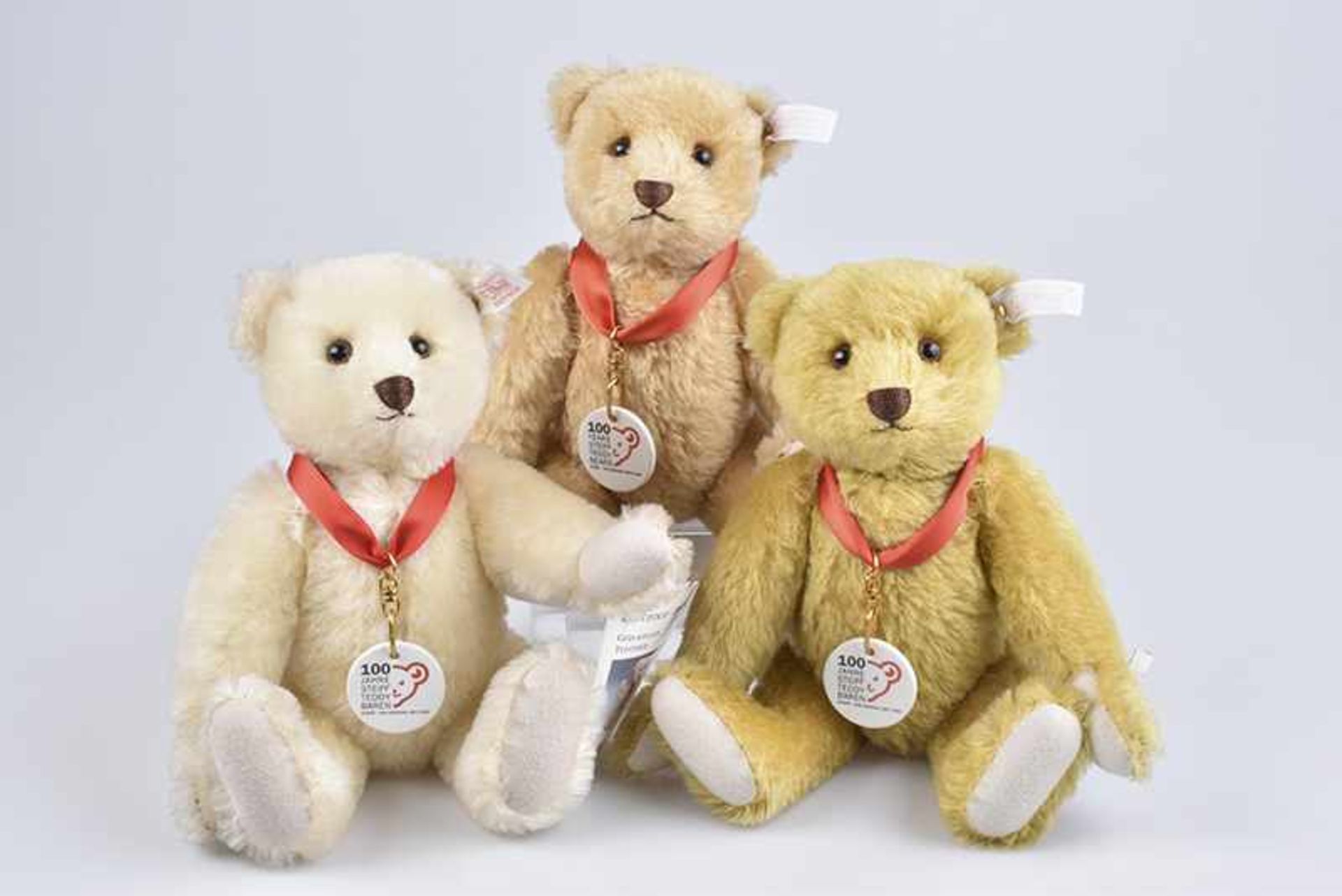 STEIFF 3 Teddybären, 100 Years STEIFF Teddy Bears, mit Zertifikat, Knopf, Fahne und