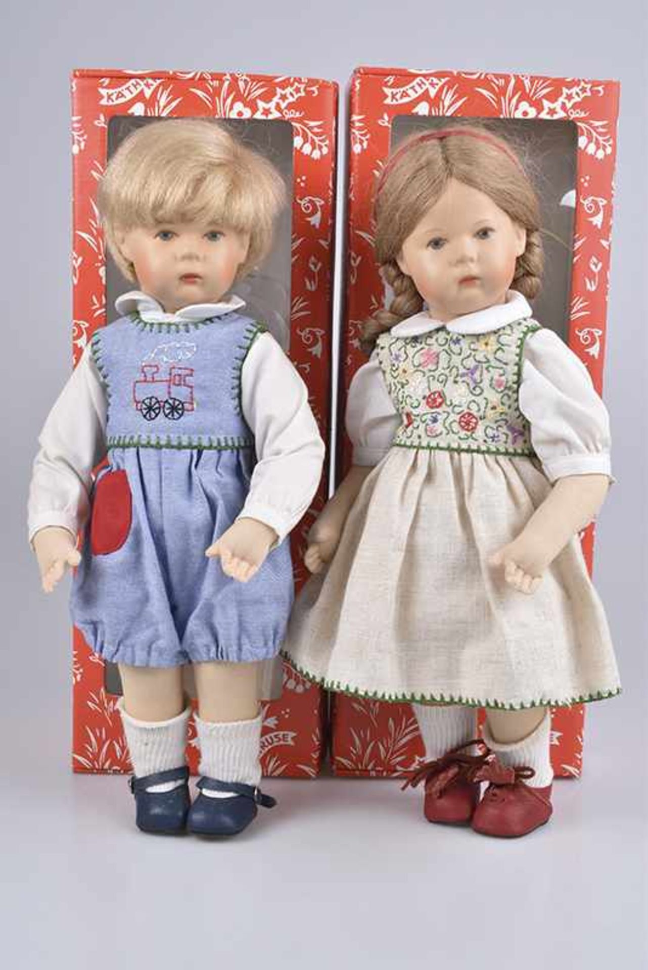 KÄTHE KRUSE Puppenpaar "Peter und Kathrinchen", mit Zertifikat, li. Fuß gestempelt Käthe Kruse 1992,