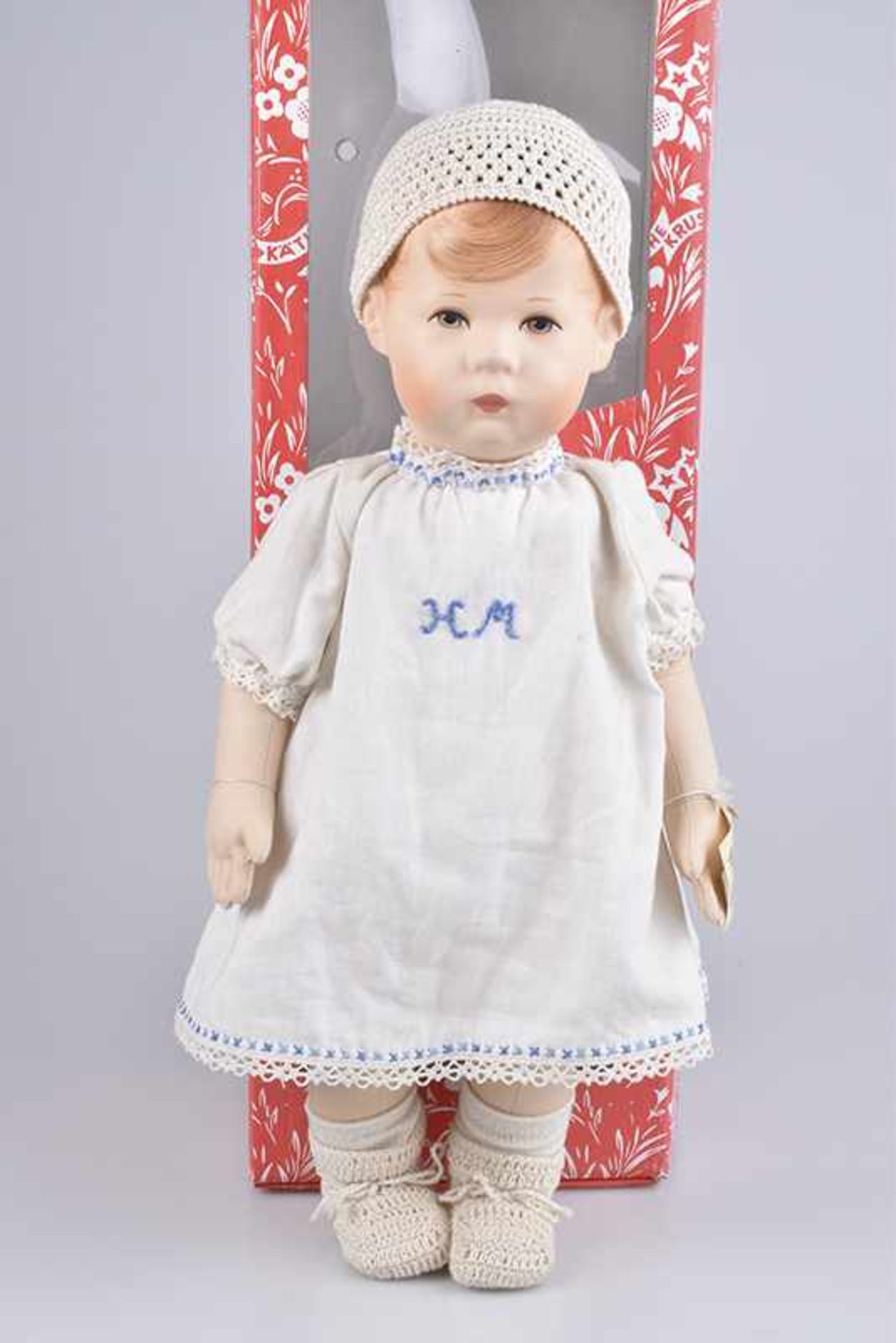 KÄTHE KRUSE Puppe "Hemdenmatz", Replika der Puppe Nr. 1, mit Froschhand, limitierte Auflage, Fuß