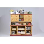 Puppen-Stoffladen, Holz-Standkaufladen, 47x15x47 cm, cremefarben/ rot gestrichen, mit