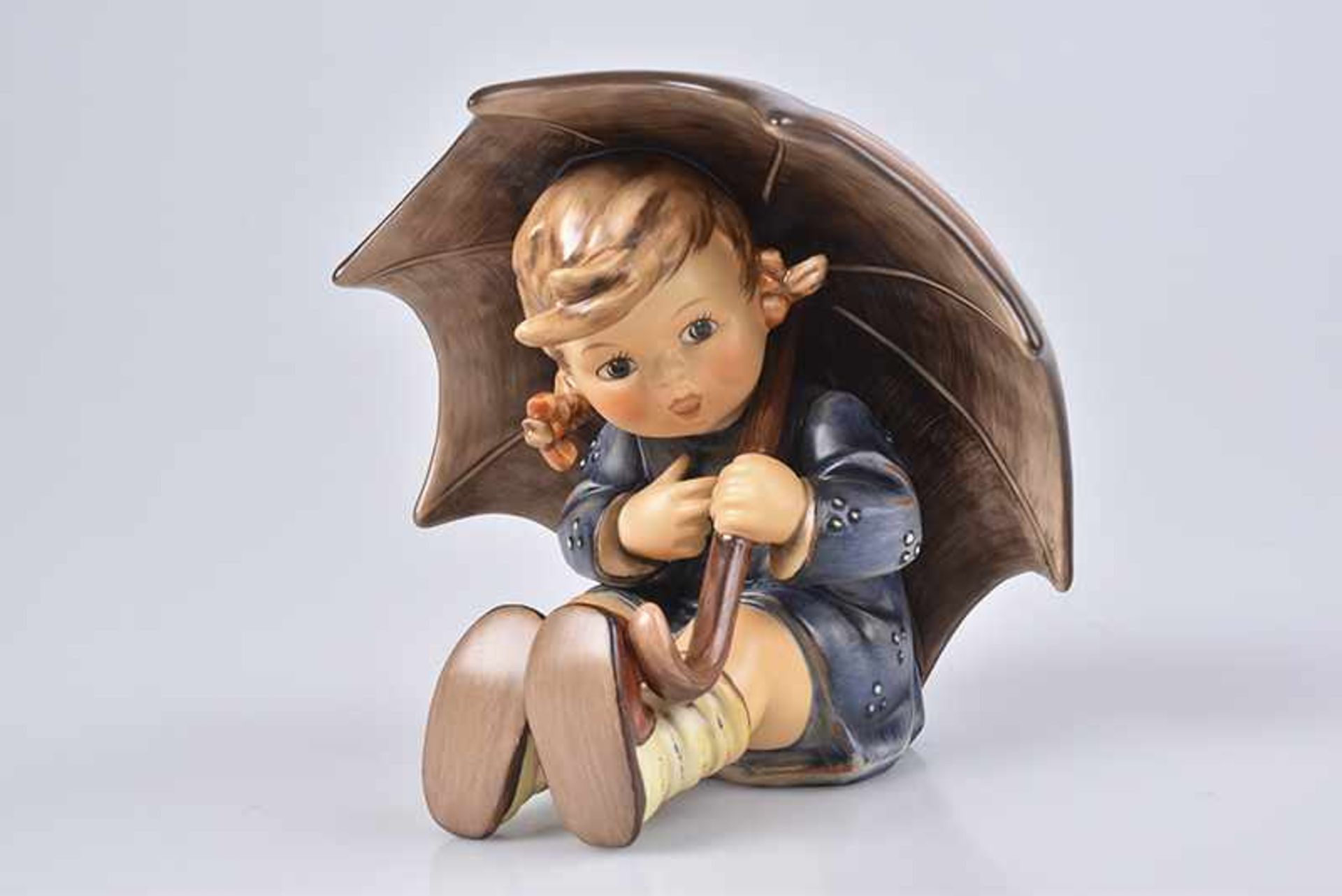 GOEBEL / HUMMEL Figur 'Geborgen - Umbrella Girl', Porzellan, polychrome Bemalung, blaue