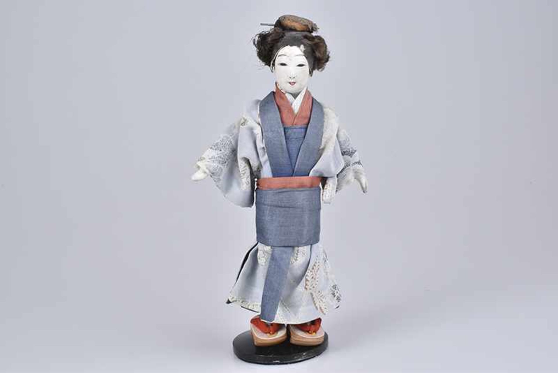 Antike japanische Muschelkalk-Puppe, um 1900, Kopf und Hände mit Muschelkalk übrzogen, aufgeklebte