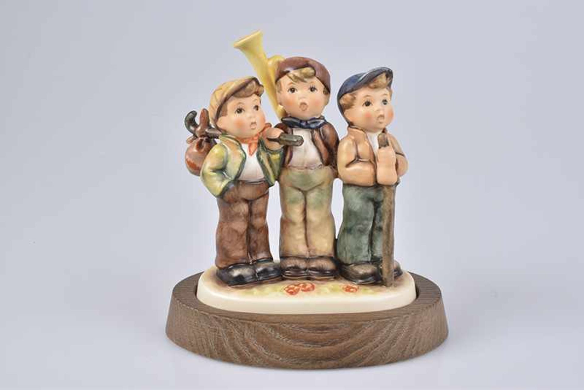 GOEBEL / HUMMEL Figurengruppe 'Auf Wanderschaft - Travelling Trio", Porzellan, polychrome