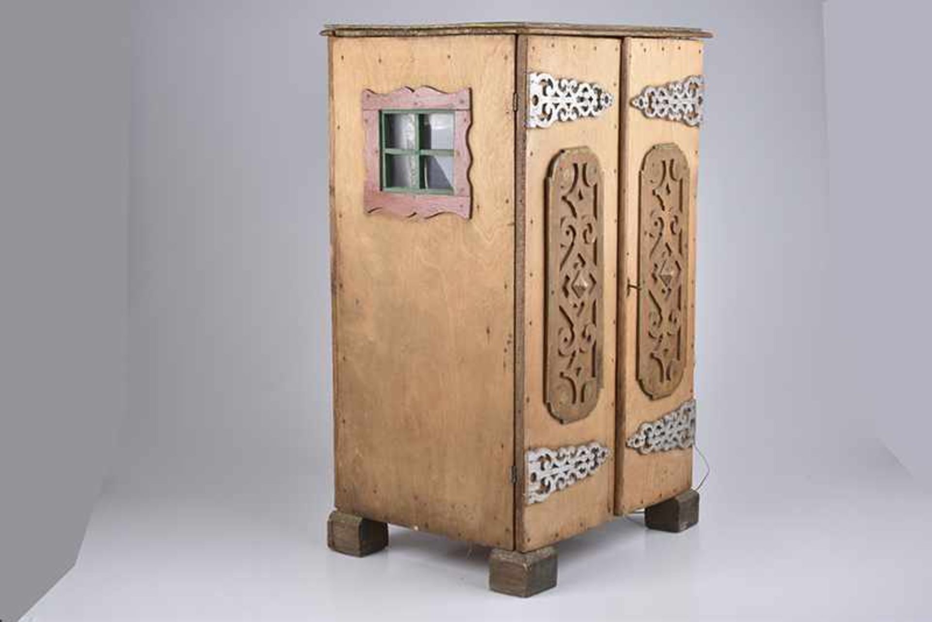 Außergewöhnliches Puppenhaus in kleinem Kommodenschrank, Holz, 40x32x66 cm, auf 4 Füßen, Türen - Bild 3 aus 3