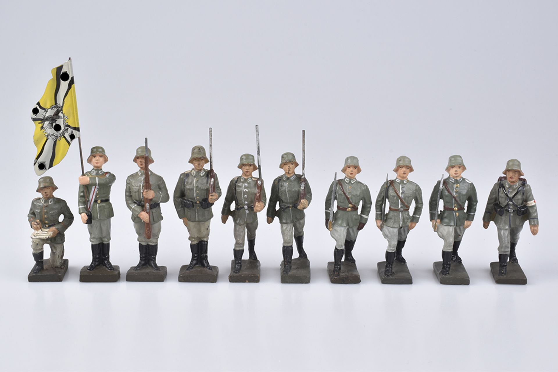 LINEOL 9 SoldatenM.h., 7 cm,, 2x Soldat marschierend, Gewehr über, mit Tornister, 3x Offizier im