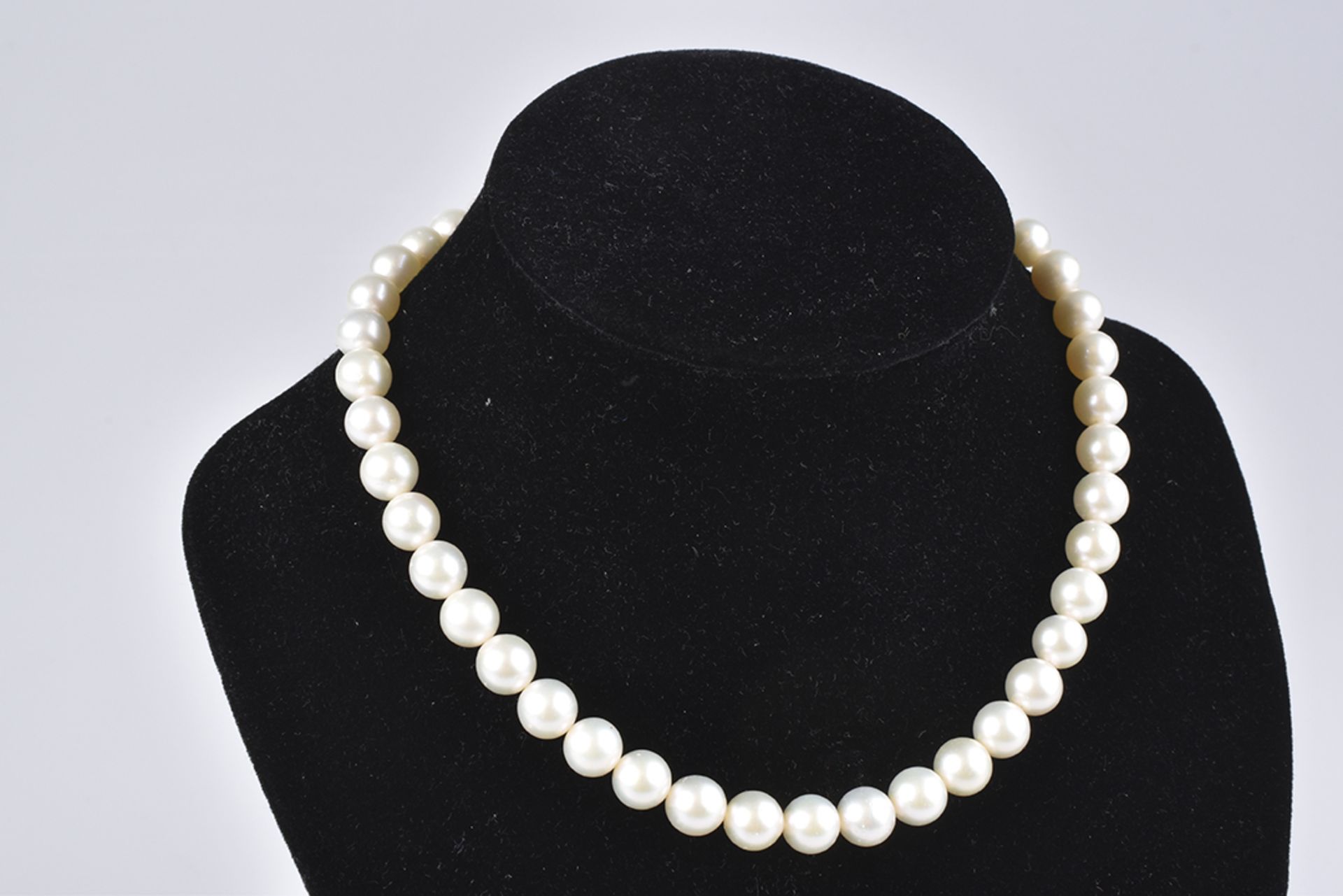 Perlenkette41 Akoya Zuchtperlen, D ca. 9 mm, Schließe in Blütenform, WG 585, zentral besetzt mit 6 - Bild 2 aus 3