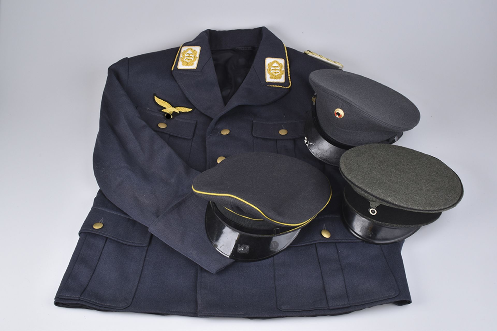 Konv. 4 Teile Uniform und Mützen1 Generalsrock Luftwaffe, NF, 2 Mützen Bundeswehr,1 Mütze