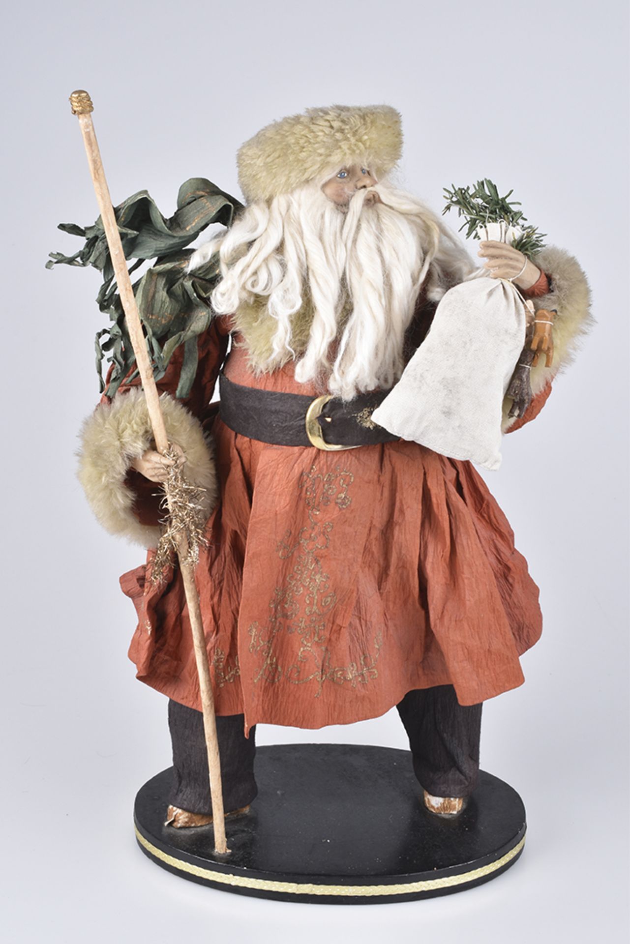 Großer Weihnachtsmann,auf ovalem Holzsockel geklebt, Körper aus Pappmaschee, Hände und Gesicht aus - Bild 2 aus 2