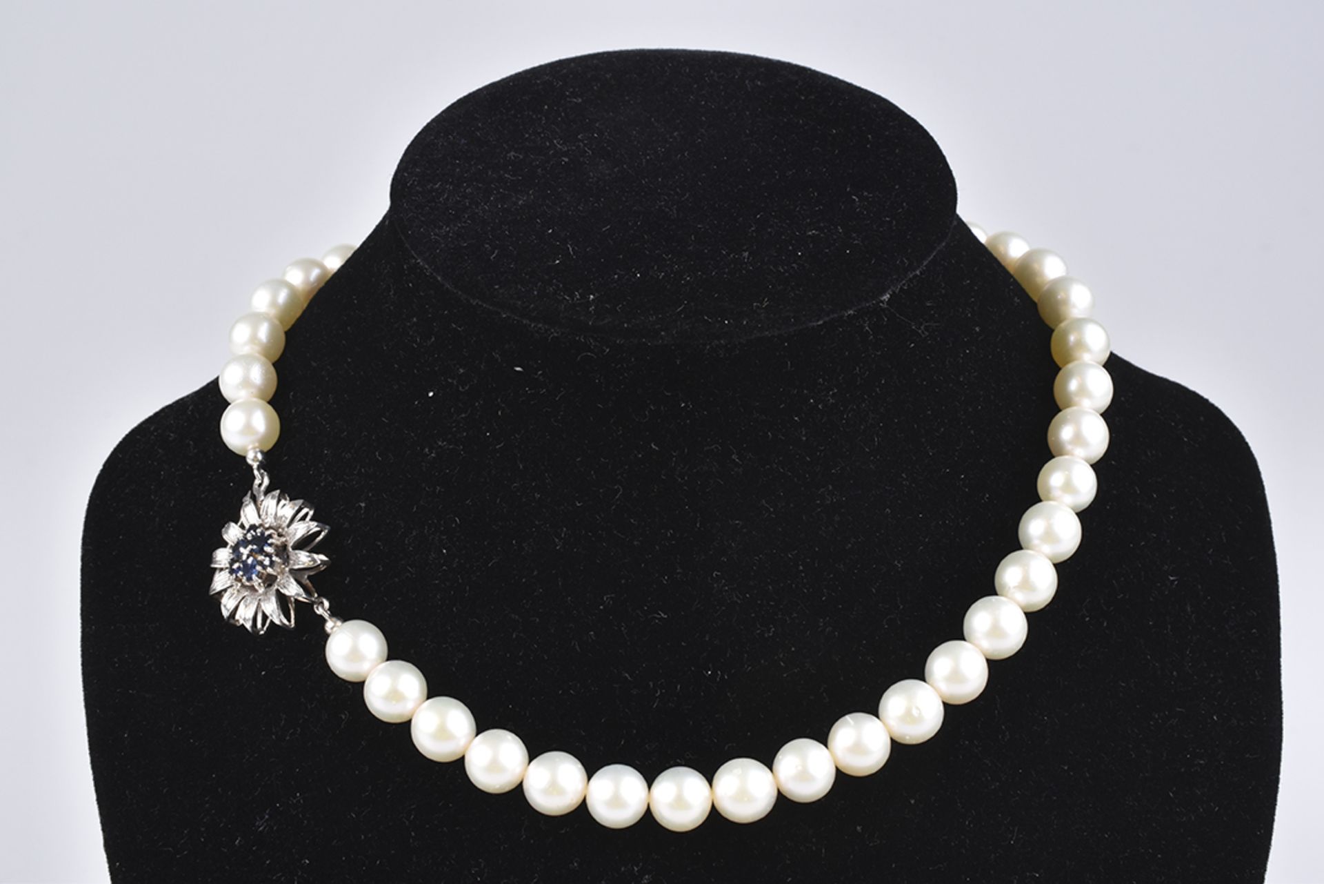 Perlenkette41 Akoya Zuchtperlen, D ca. 9 mm, Schließe in Blütenform, WG 585, zentral besetzt mit 6