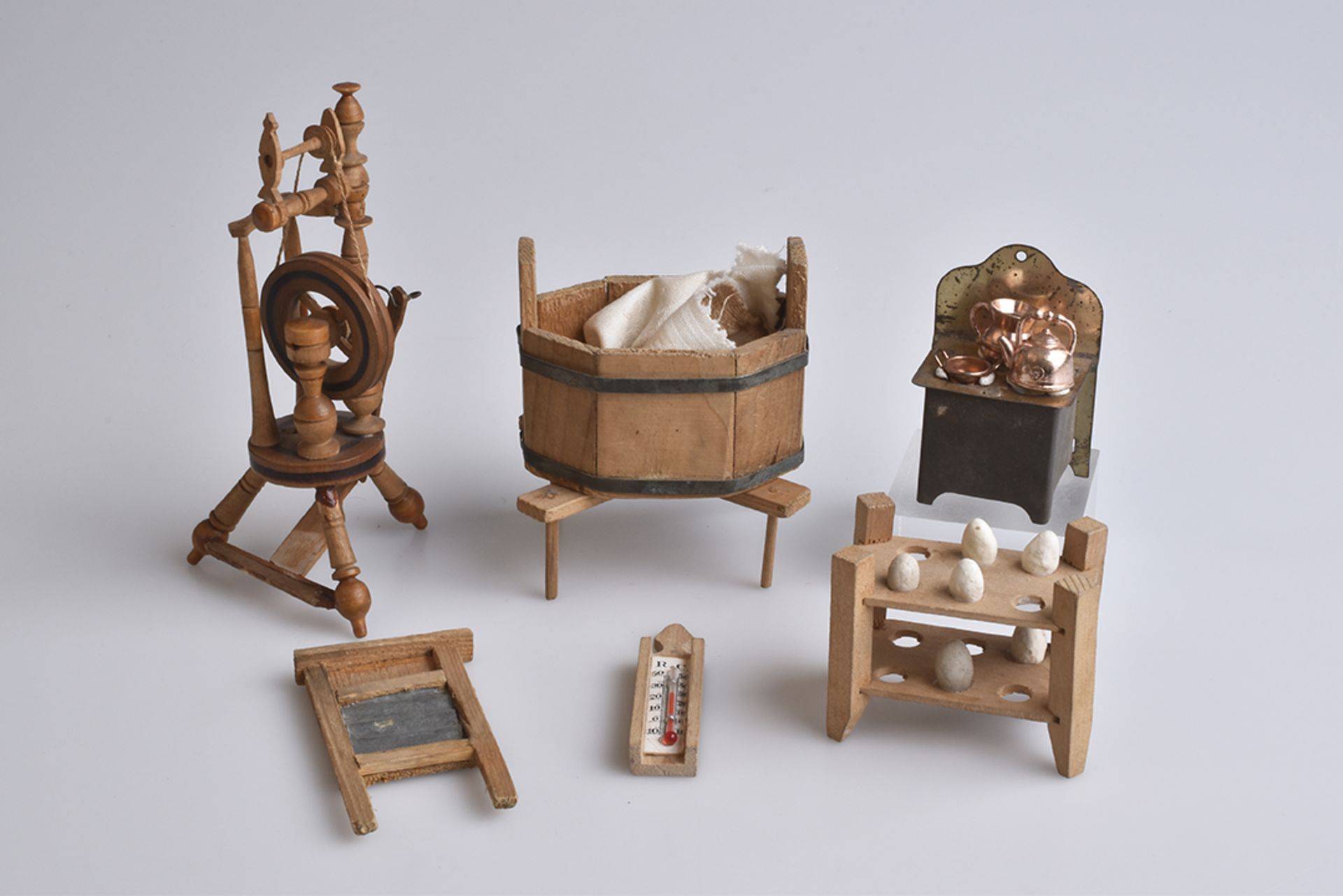 Puppenküchen MiniaturenEierständer, Holz, naturbelassen, Wäschetrog auf Gestell, Waschbrett,