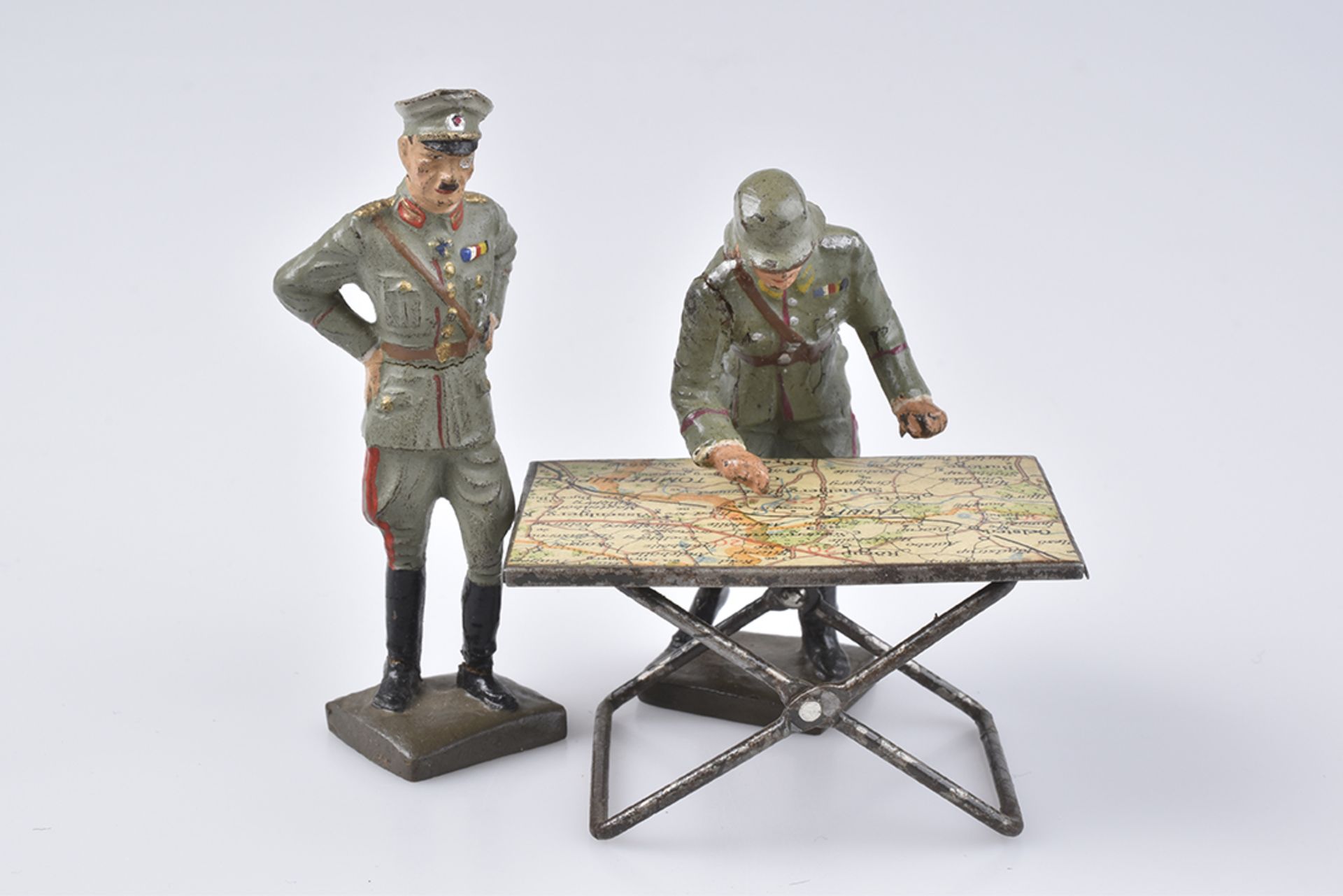 LINEOL Stabsoffizier und General am KartentischM.h., 7,5 cm, Blech-Tisch, rechter Arm d.