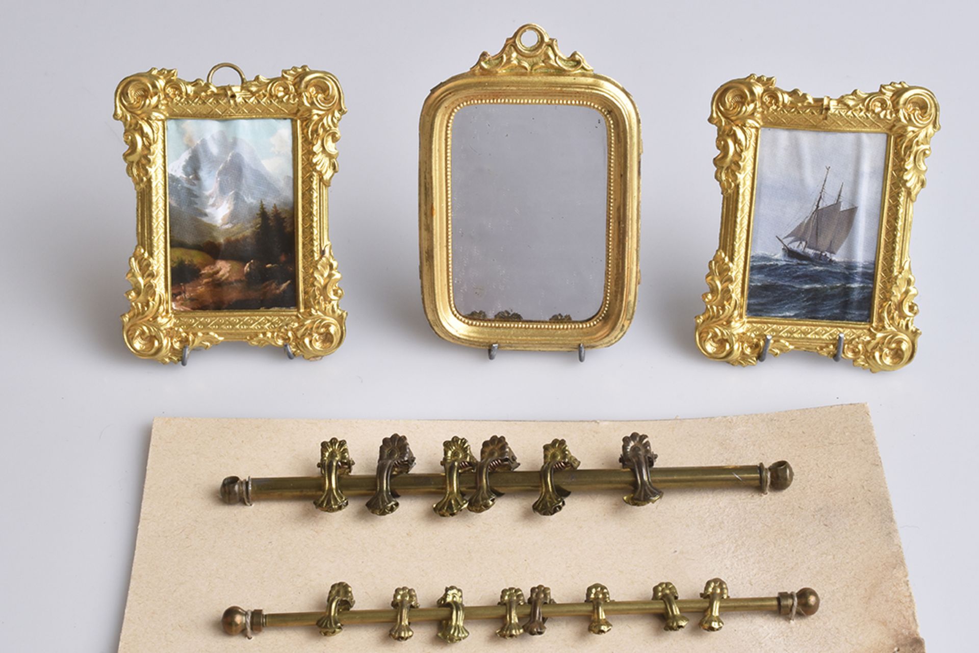 Paar Puppenstubenbilder und SpiegelRahmen, Messingblech vergoldet, 7- 8 cm, Paar Gardinenstangen,
