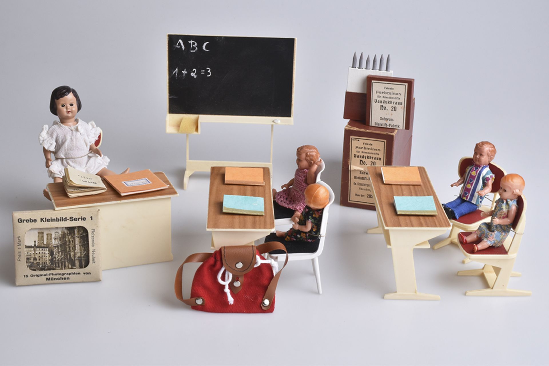 Puppenschule 60/70er JahreKunststoff, Tafel, Pult, 2 Schulbänke, Stühle, Lehrerin, 4 Schüler, dazu