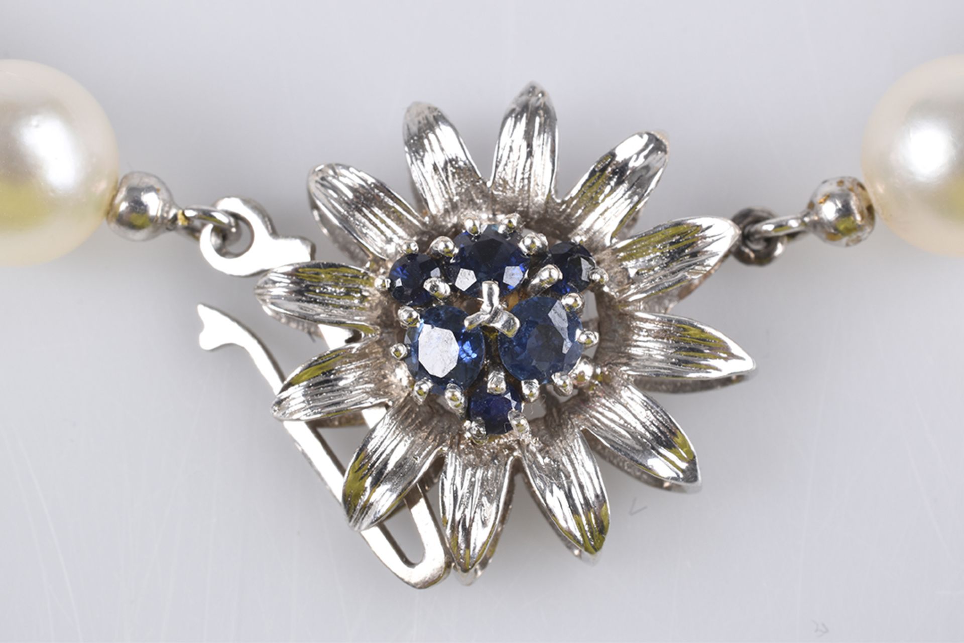 Perlenkette41 Akoya Zuchtperlen, D ca. 9 mm, Schließe in Blütenform, WG 585, zentral besetzt mit 6 - Image 3 of 3
