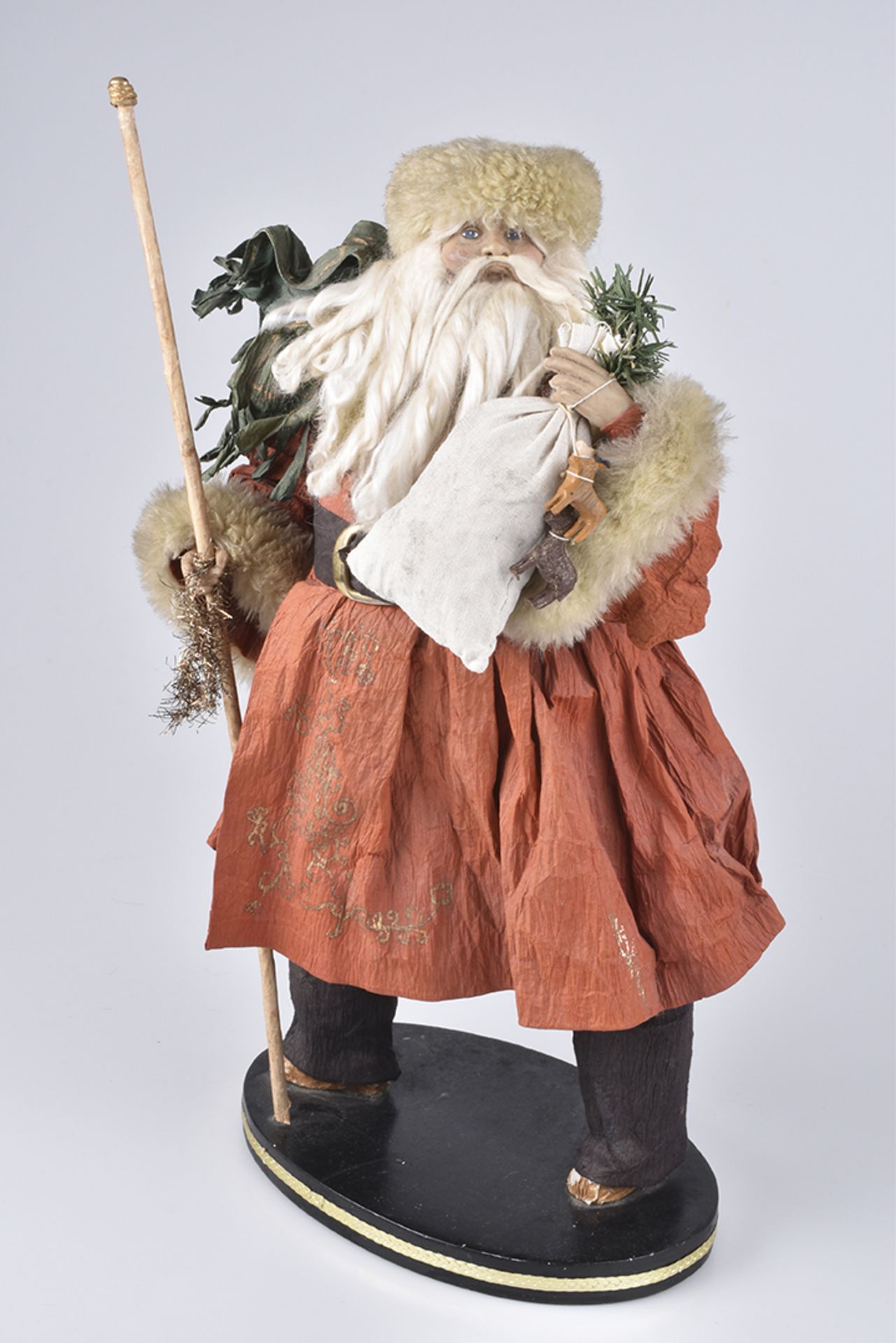 Großer Weihnachtsmann,auf ovalem Holzsockel geklebt, Körper aus Pappmaschee, Hände und Gesicht aus