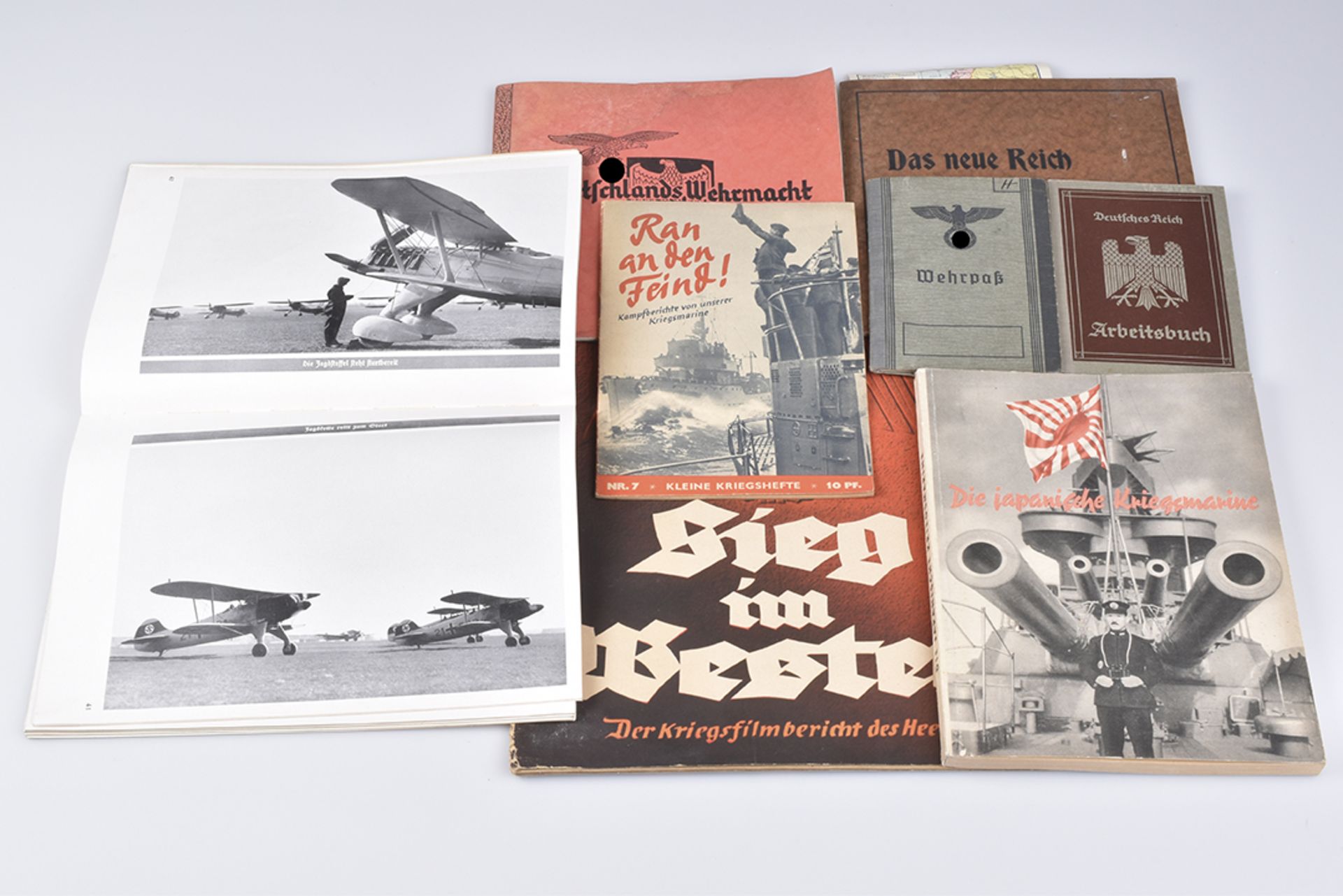 WK II Wehrpaß + 6 Magazine und BücherWehrpaß ausgestellt am 9.Oktober 1939, 6 Magazine und Bücher,