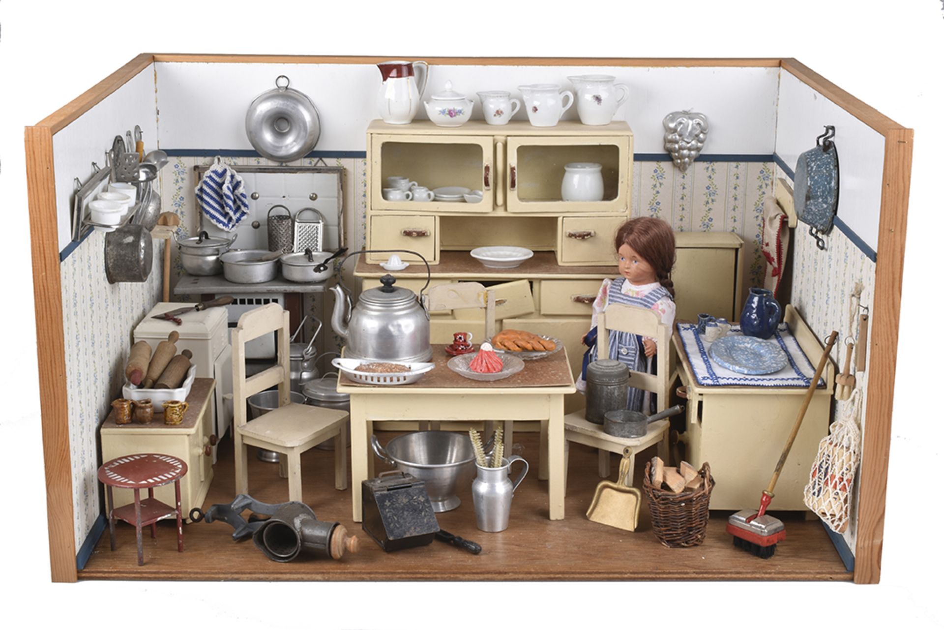 PuppenkücheHolzgehäuse, 66x45x39 cm, Wandtapete, bestückt mit Küchenmöbeln, Schrank, Besenschrank,