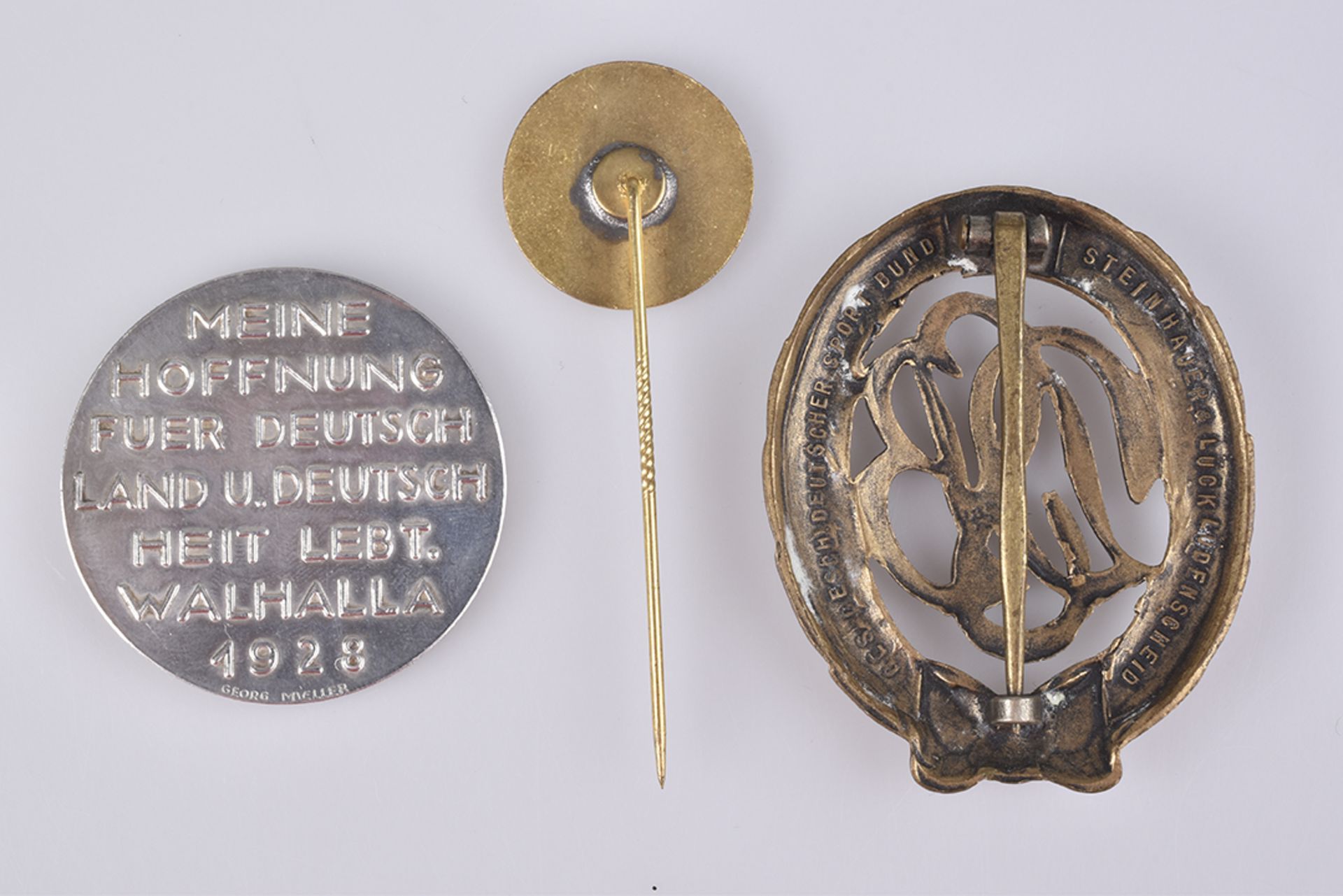 2 Sportabzeichen und 1 MedailleDeutscher Sportbund Abzeichen in Bronze, Hersteller Steinhauer & Luck - Image 2 of 2