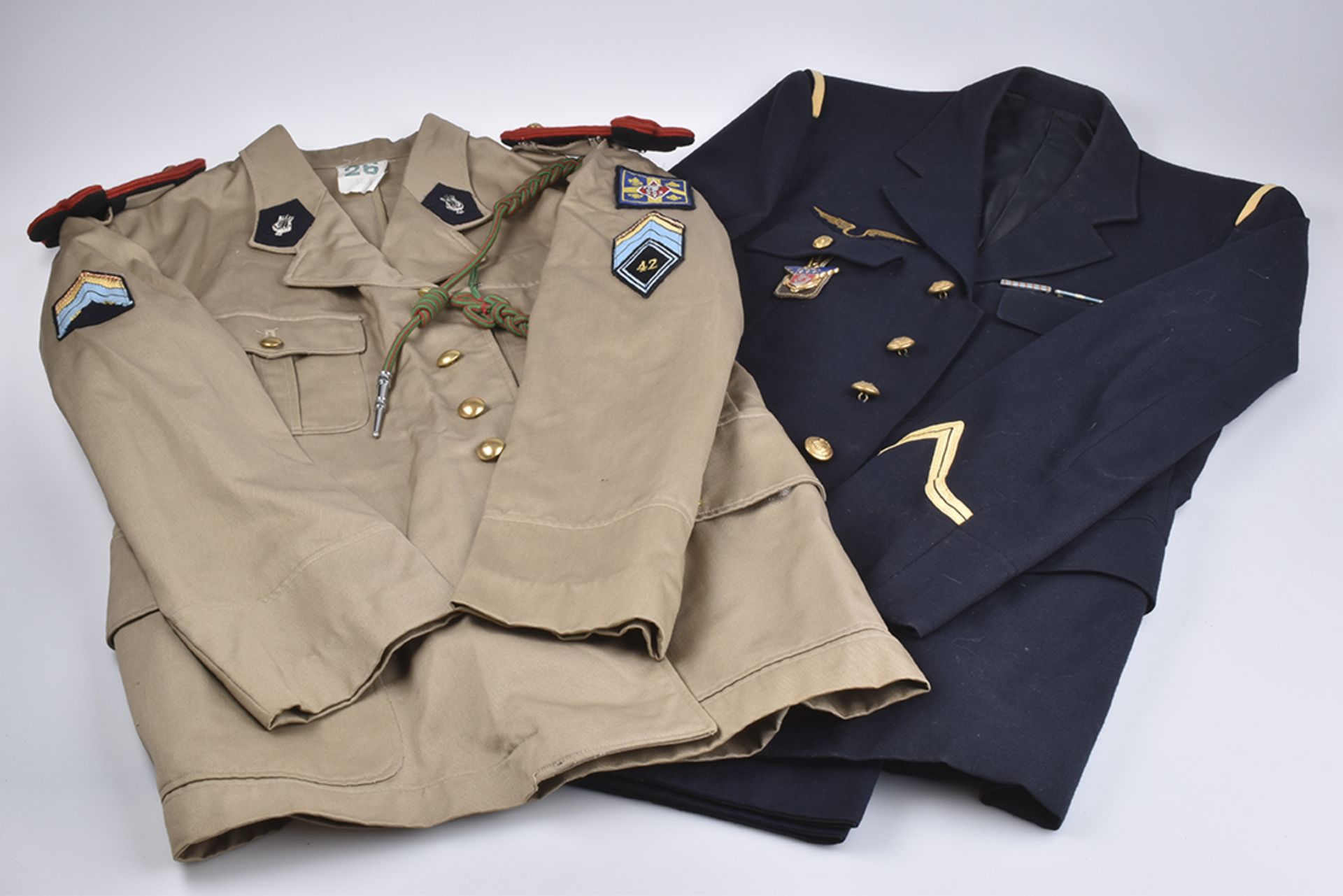 Frankreich 6 Uniformen, 2 Mützen und 2 Hosen