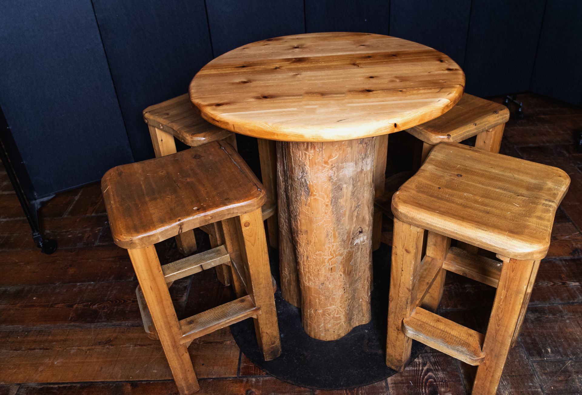 ROUND PUB TABLE WITH 4 STOOLS - H-42" D-34"