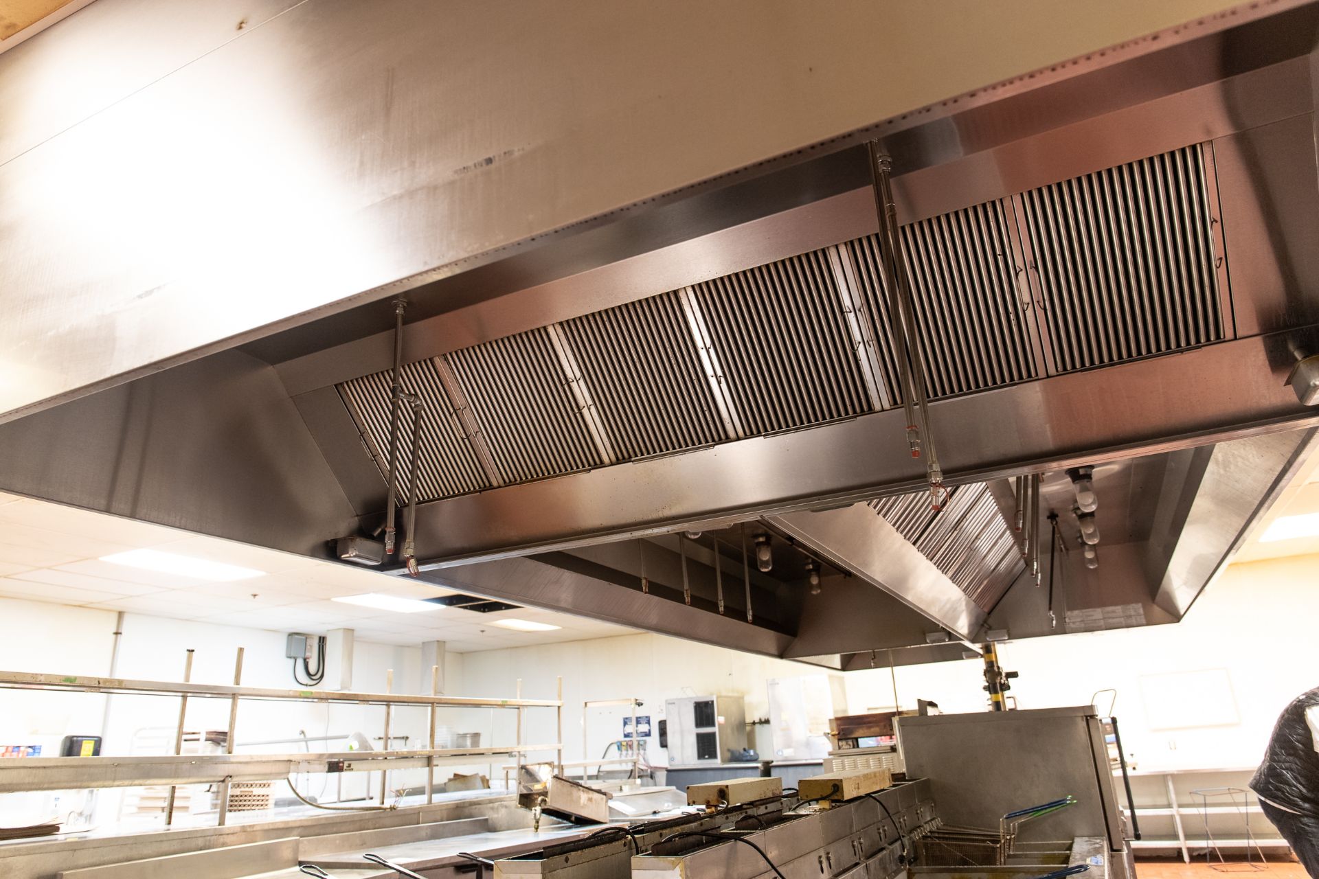 CAPTIVE AIR DOUBLE SIDED EXHAUST HOOD H- L- W- (AT YOUR COST MUST HAVE CERTIFIED CONTRATOR TO REMOVE - Image 4 of 6